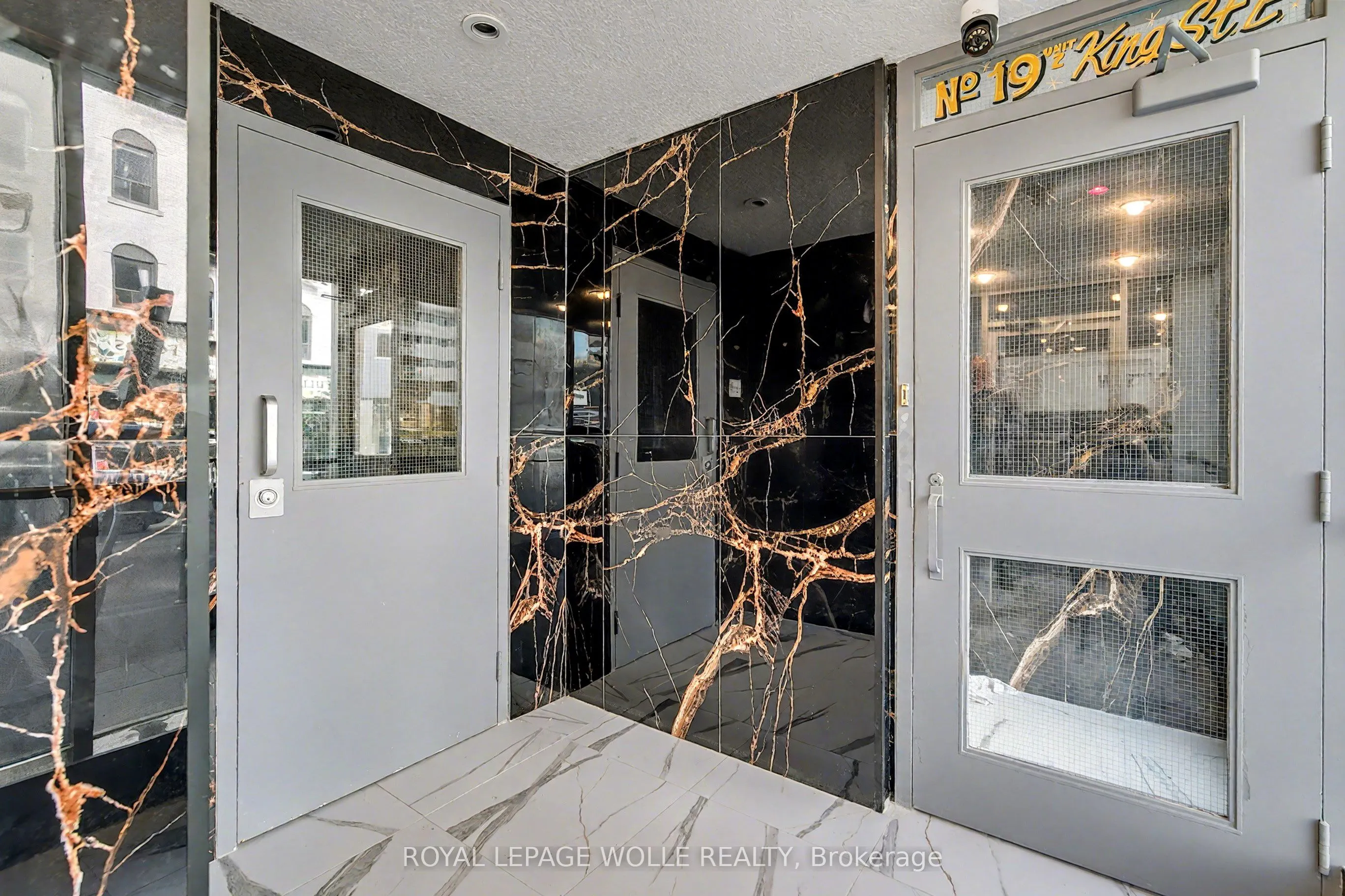 19 King Street E