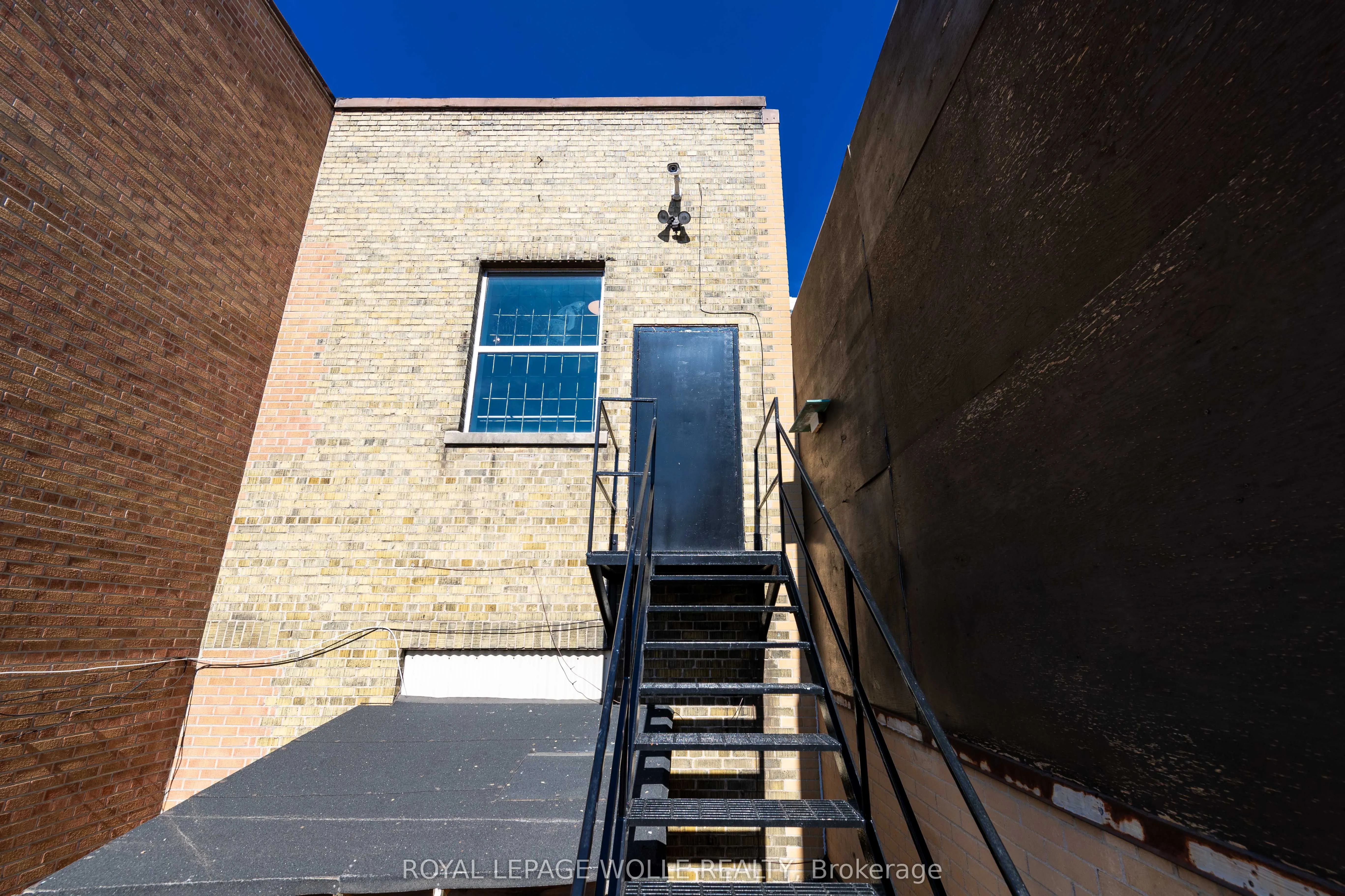 19 King Street E