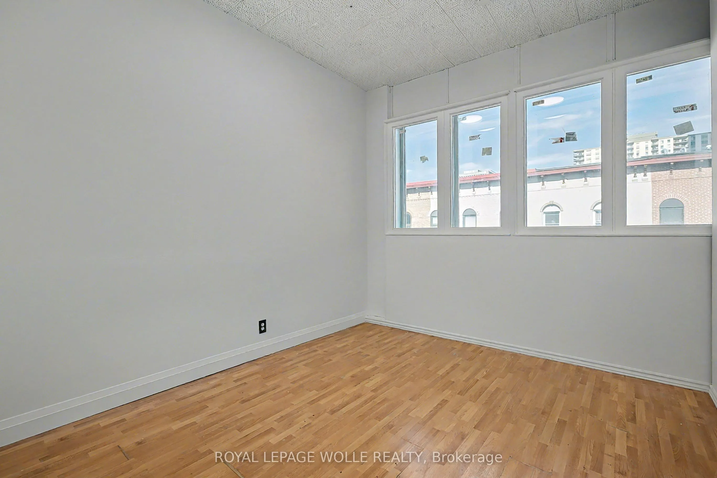 19 King Street E