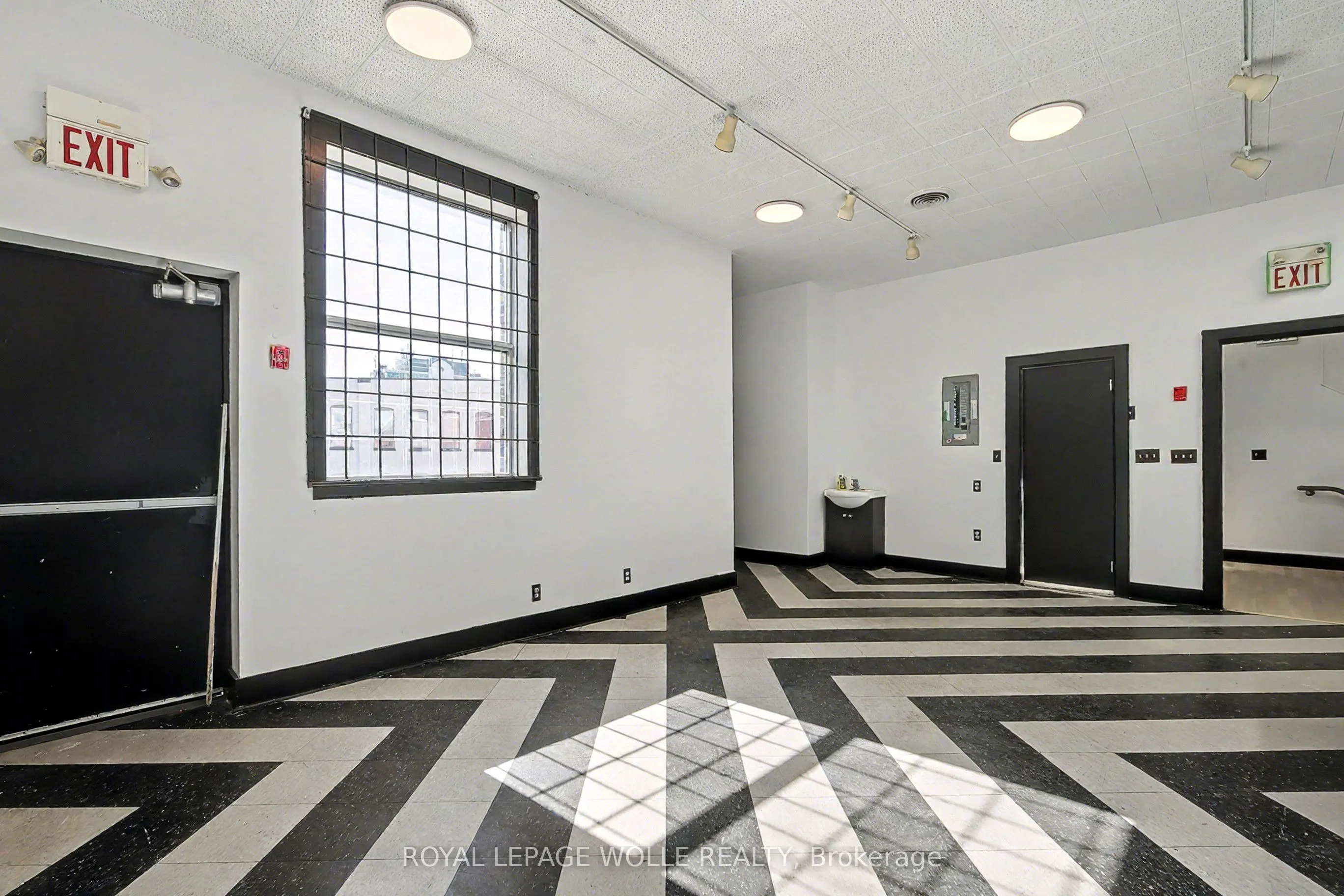 19 King Street E