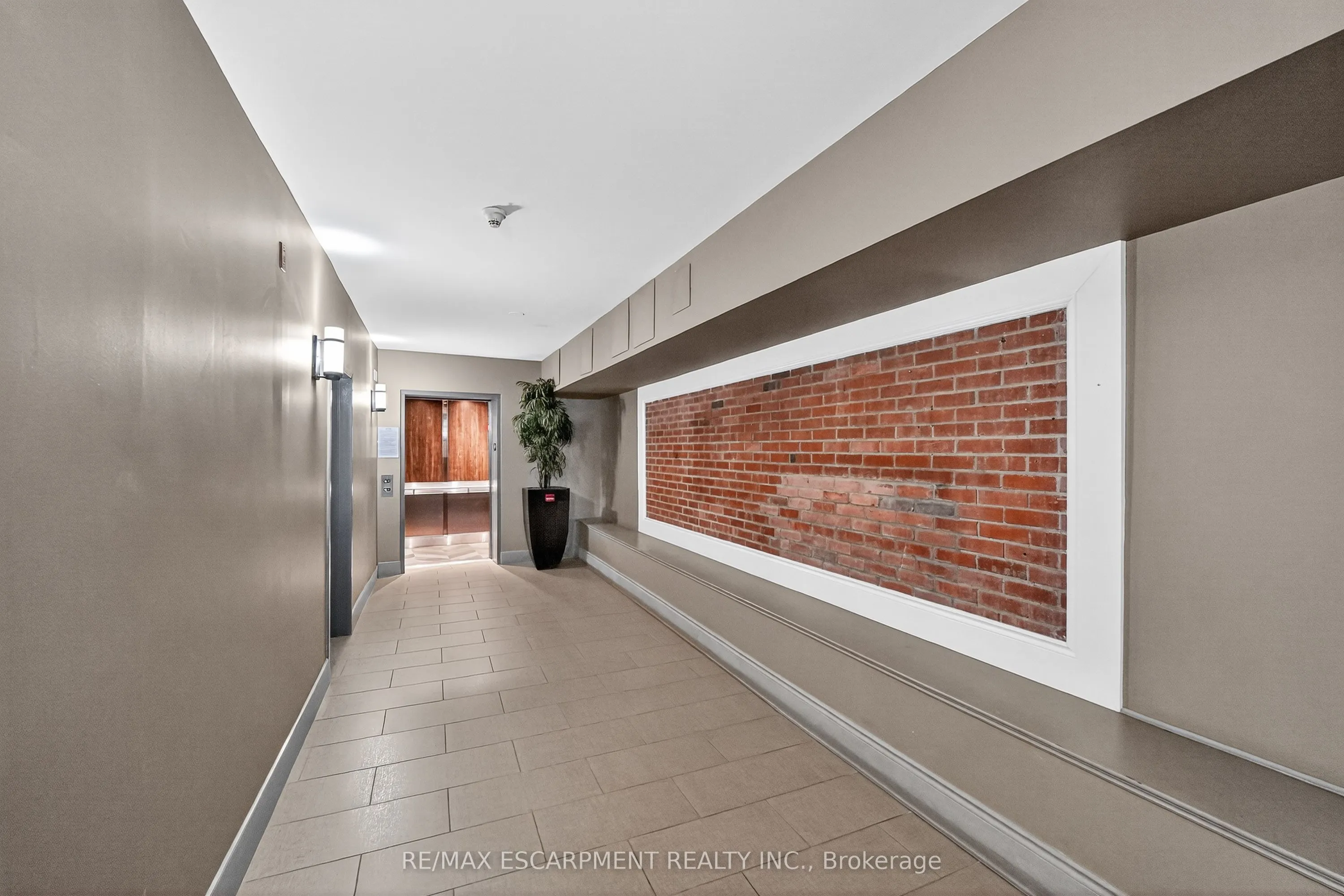 80 King William Street, #404