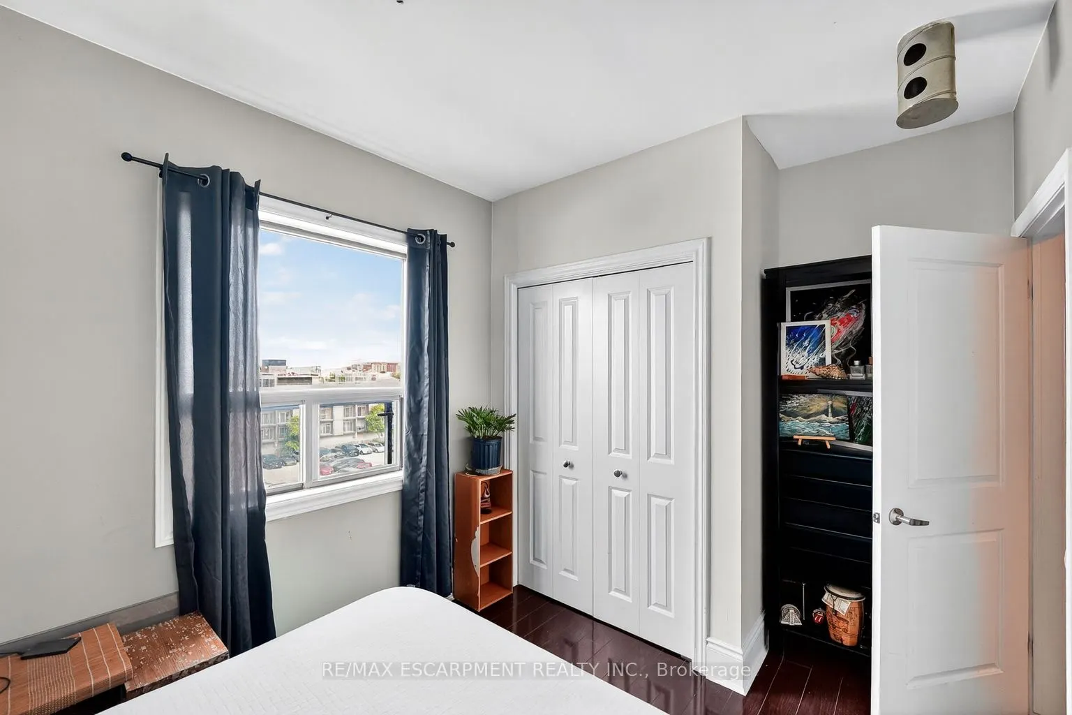 80 King William Street, #404