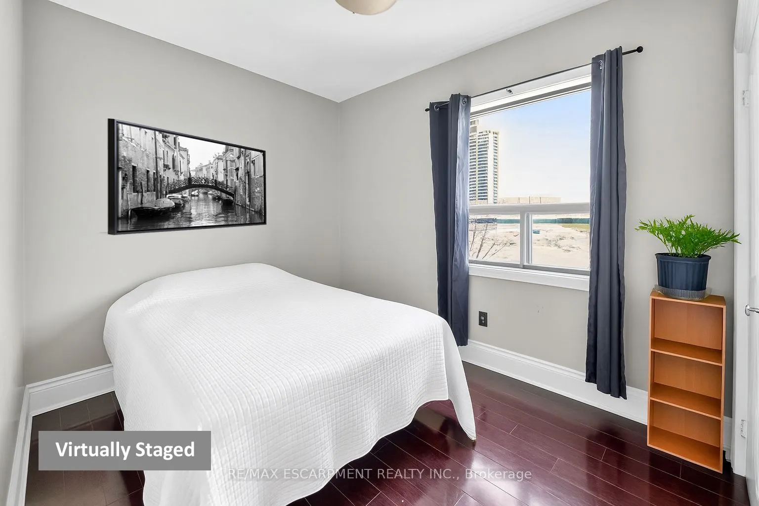 80 King William Street, #404