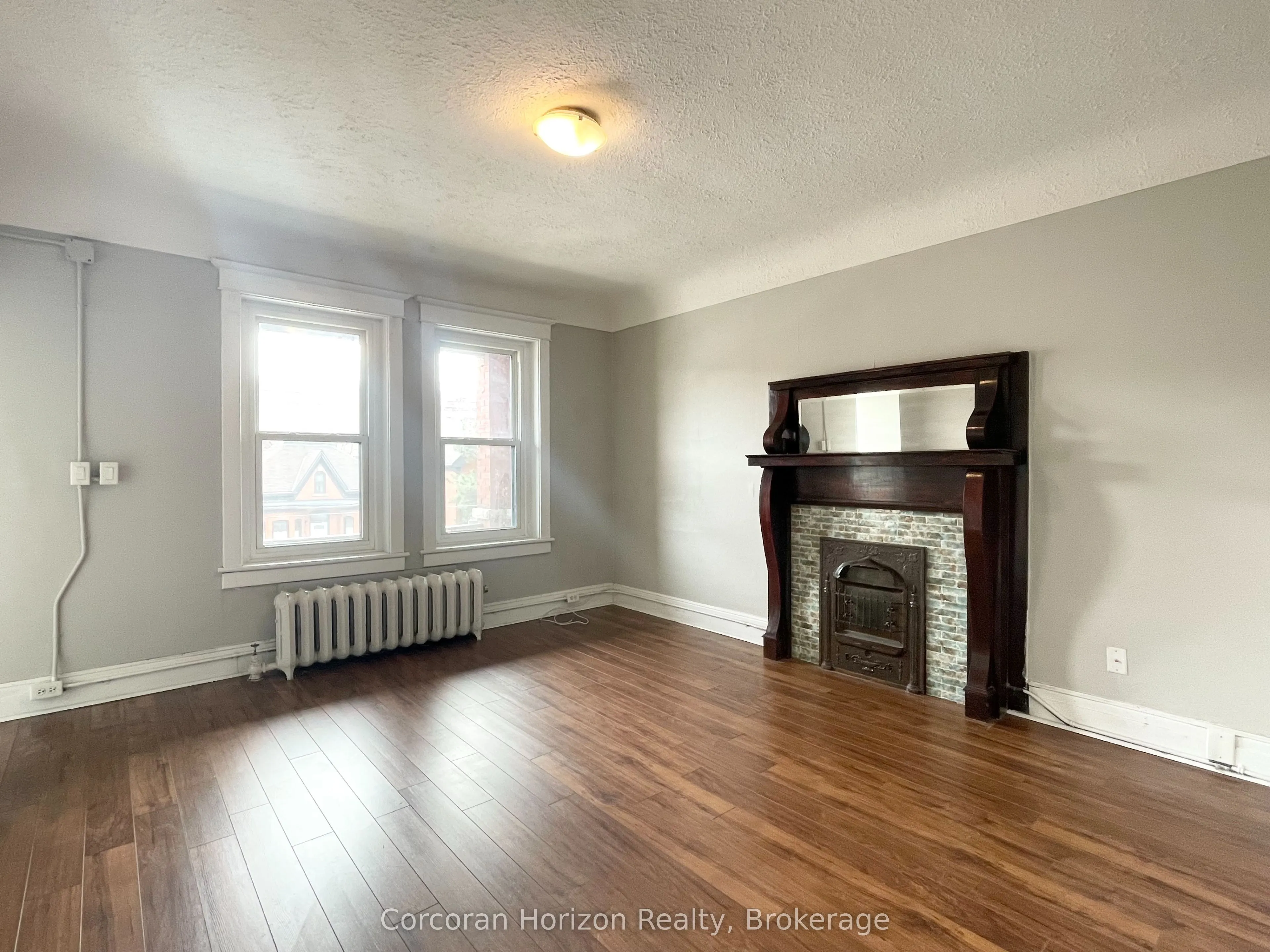 547-549 Main Street E
