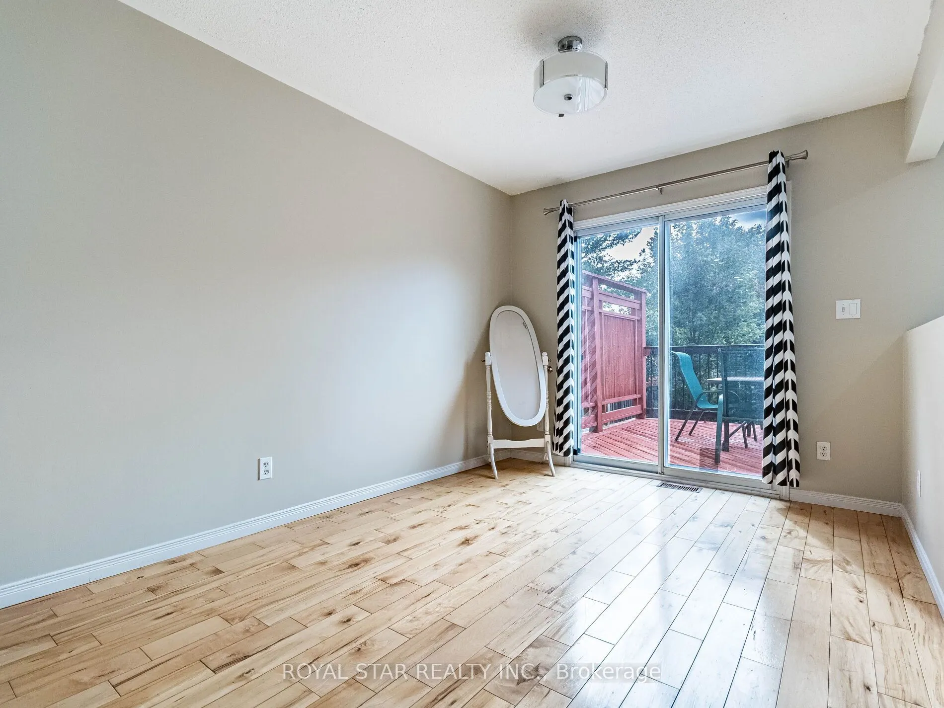 18 Woodside Square