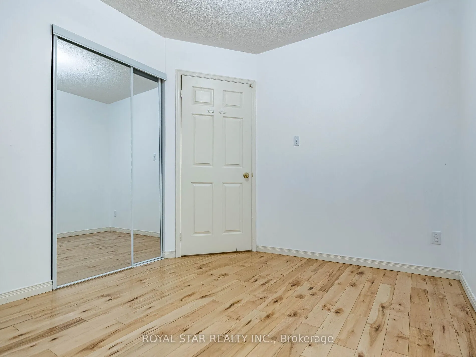 18 Woodside Square