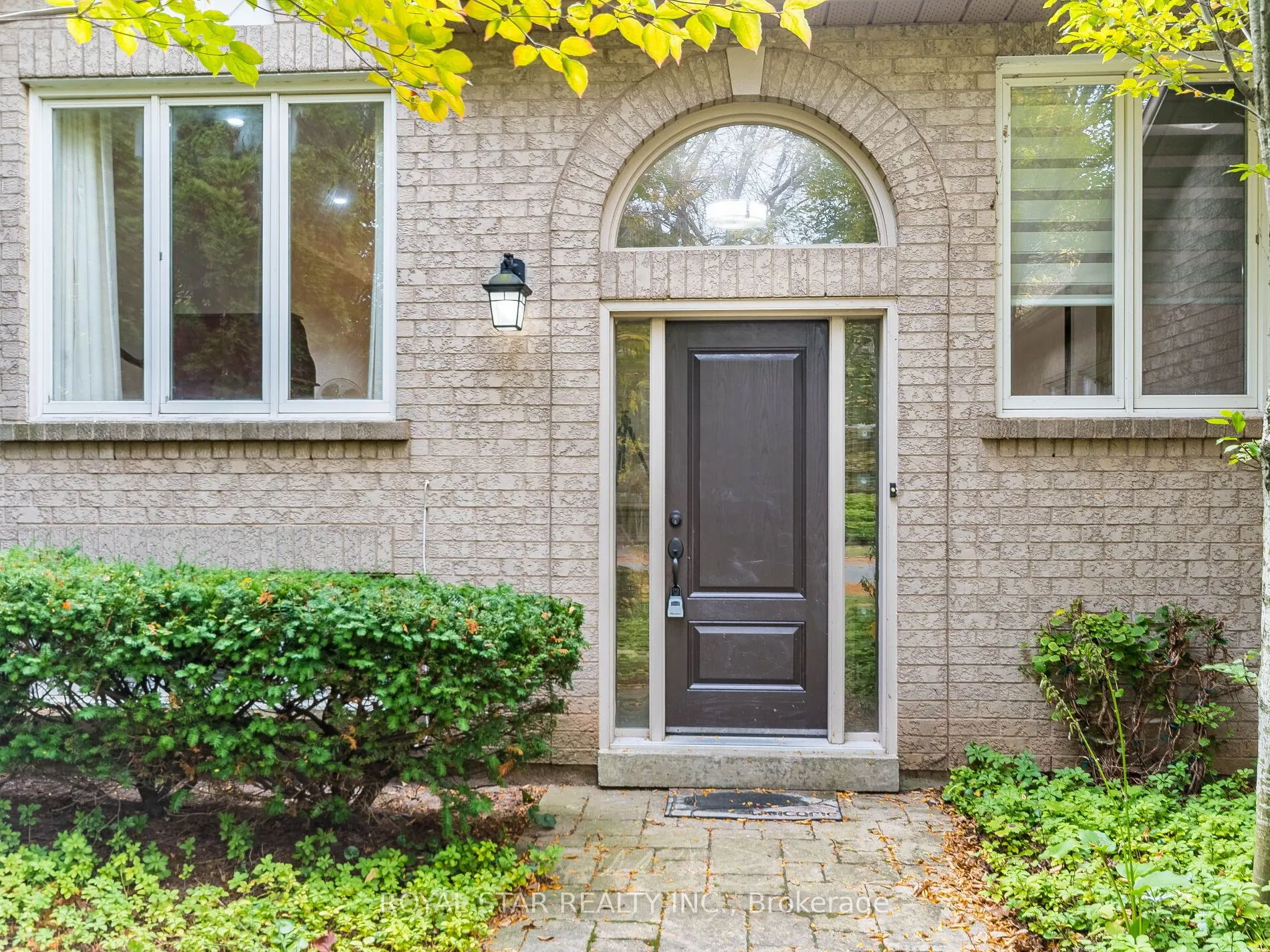 18 Woodside Square
