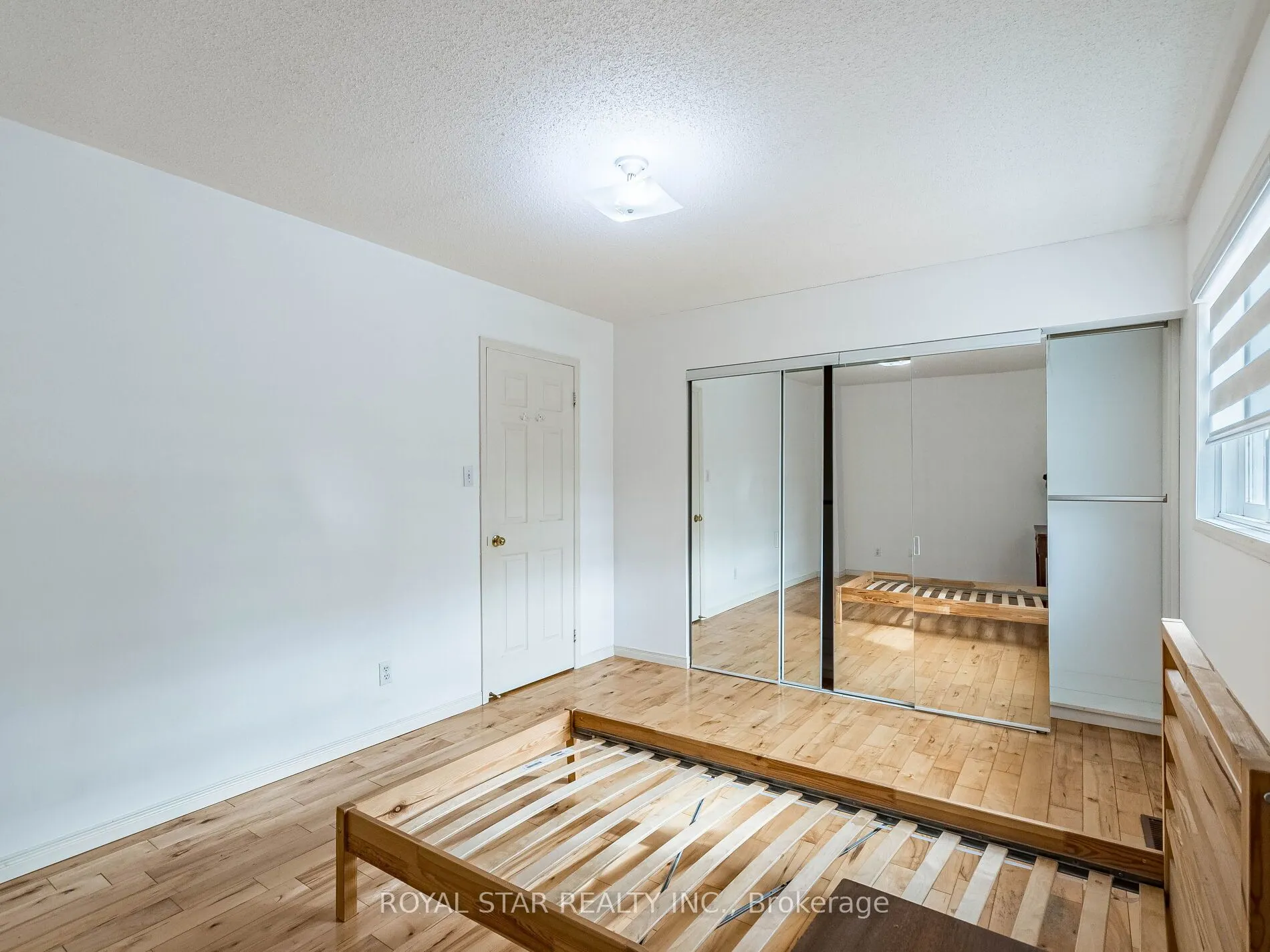 18 Woodside Square