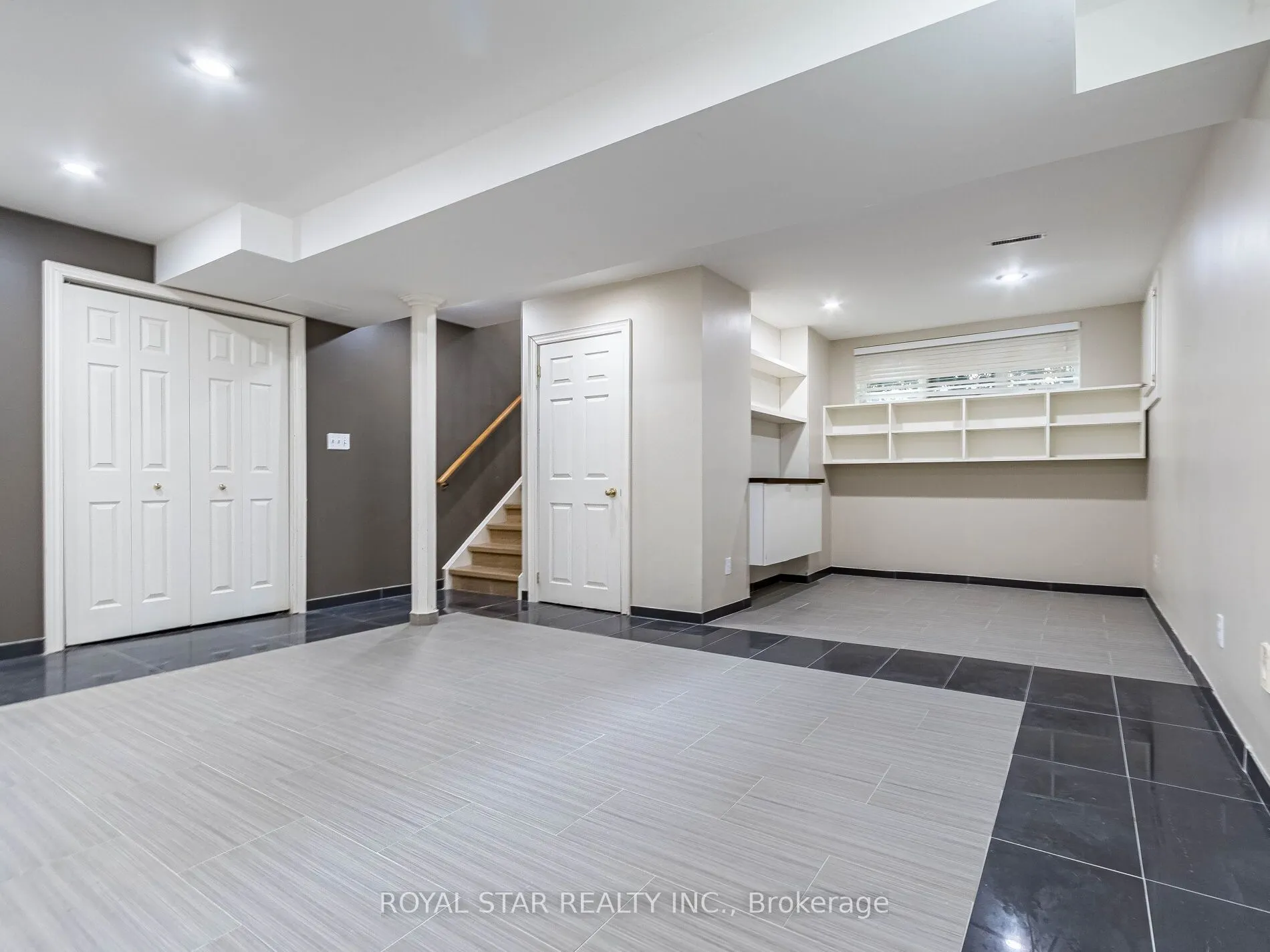 18 Woodside Square