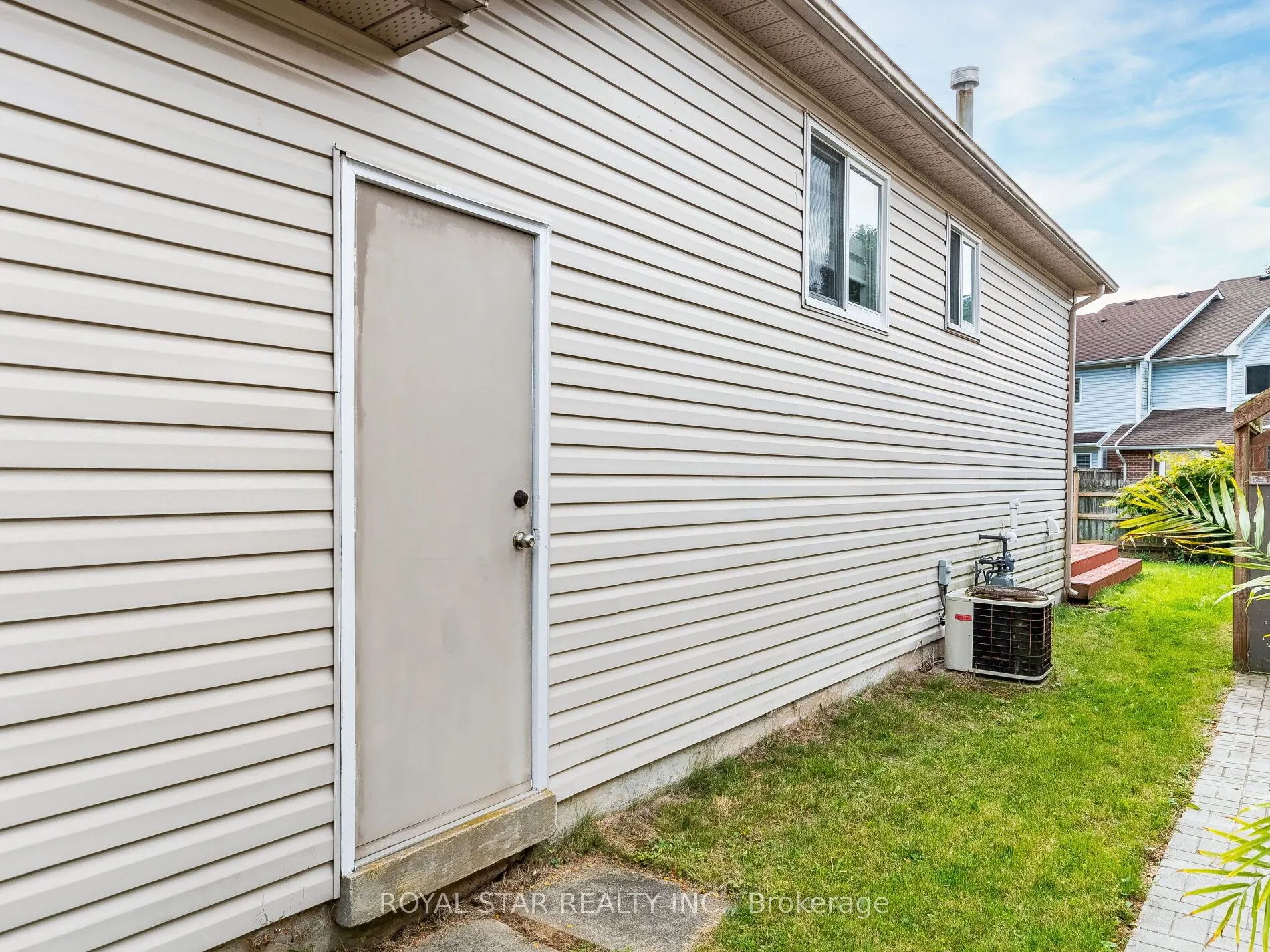 18 Woodside Square