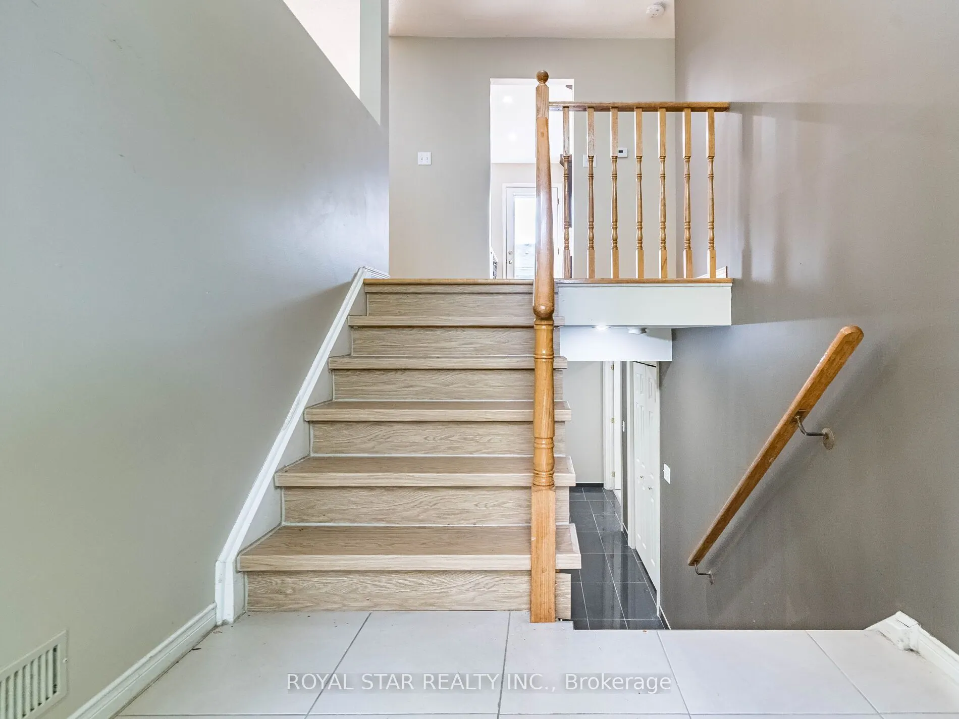 18 Woodside Square