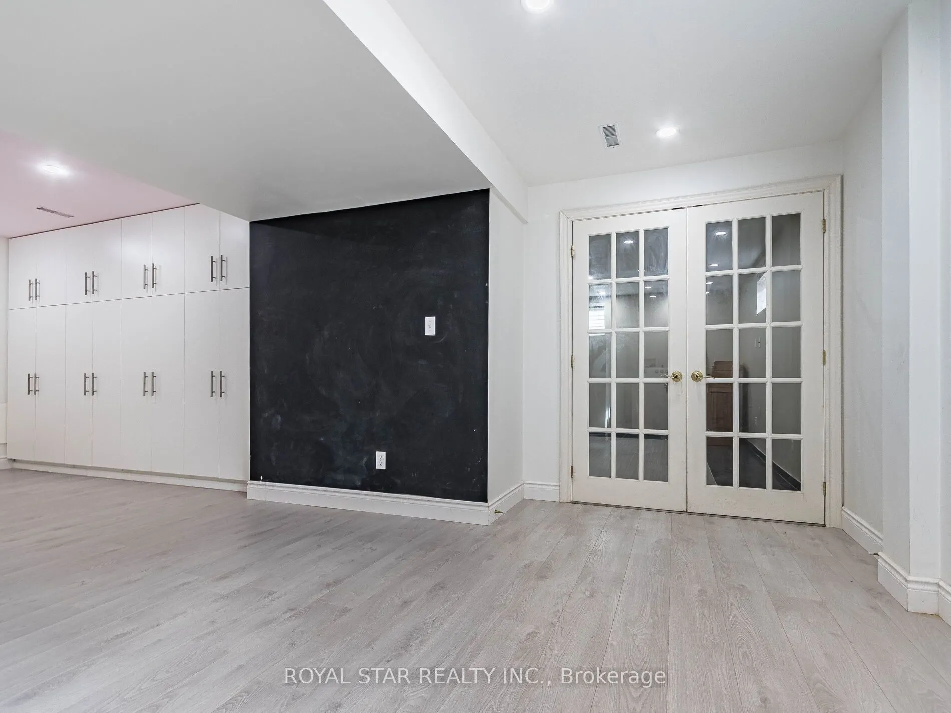 18 Woodside Square