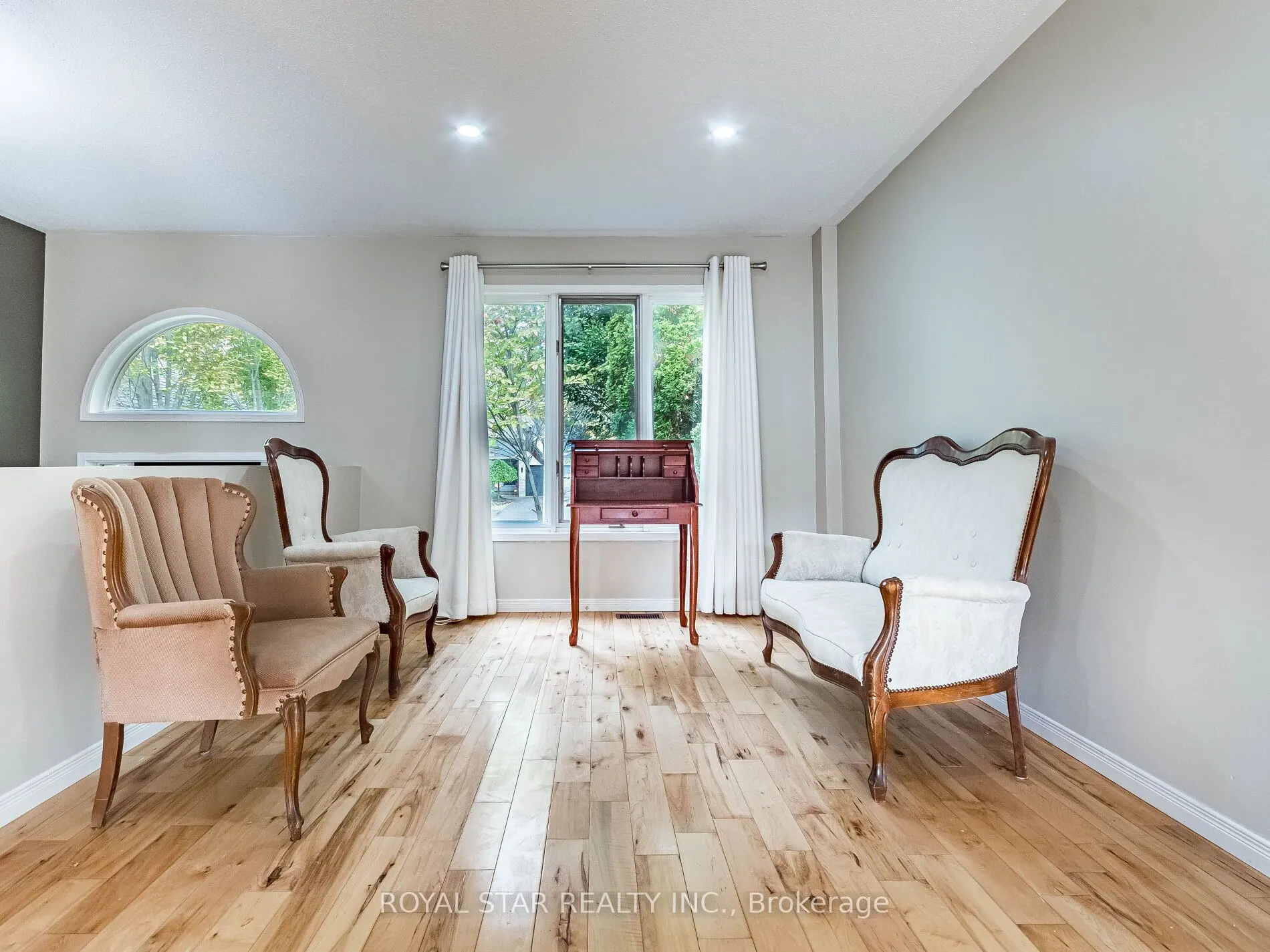 18 Woodside Square