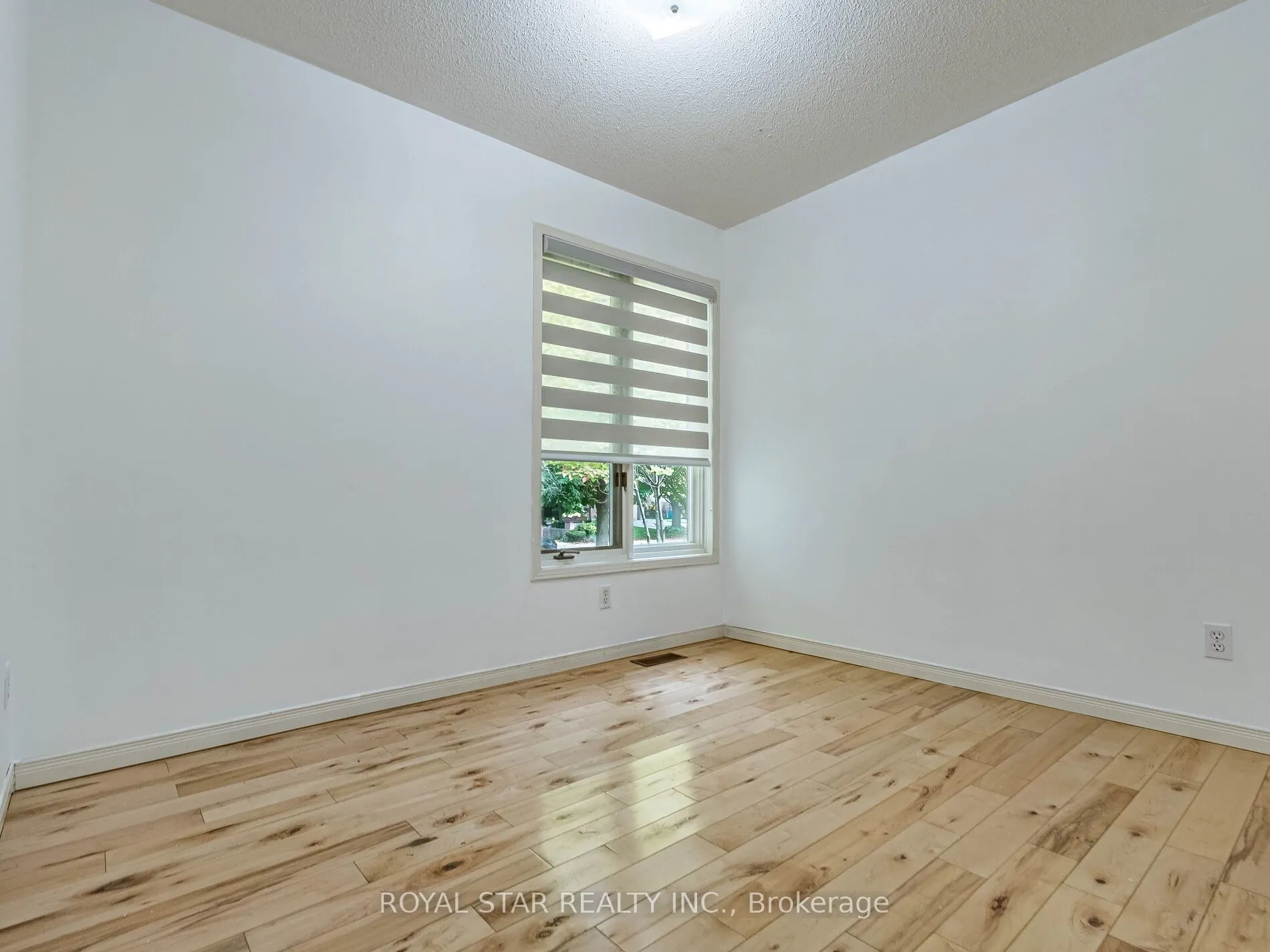 18 Woodside Square