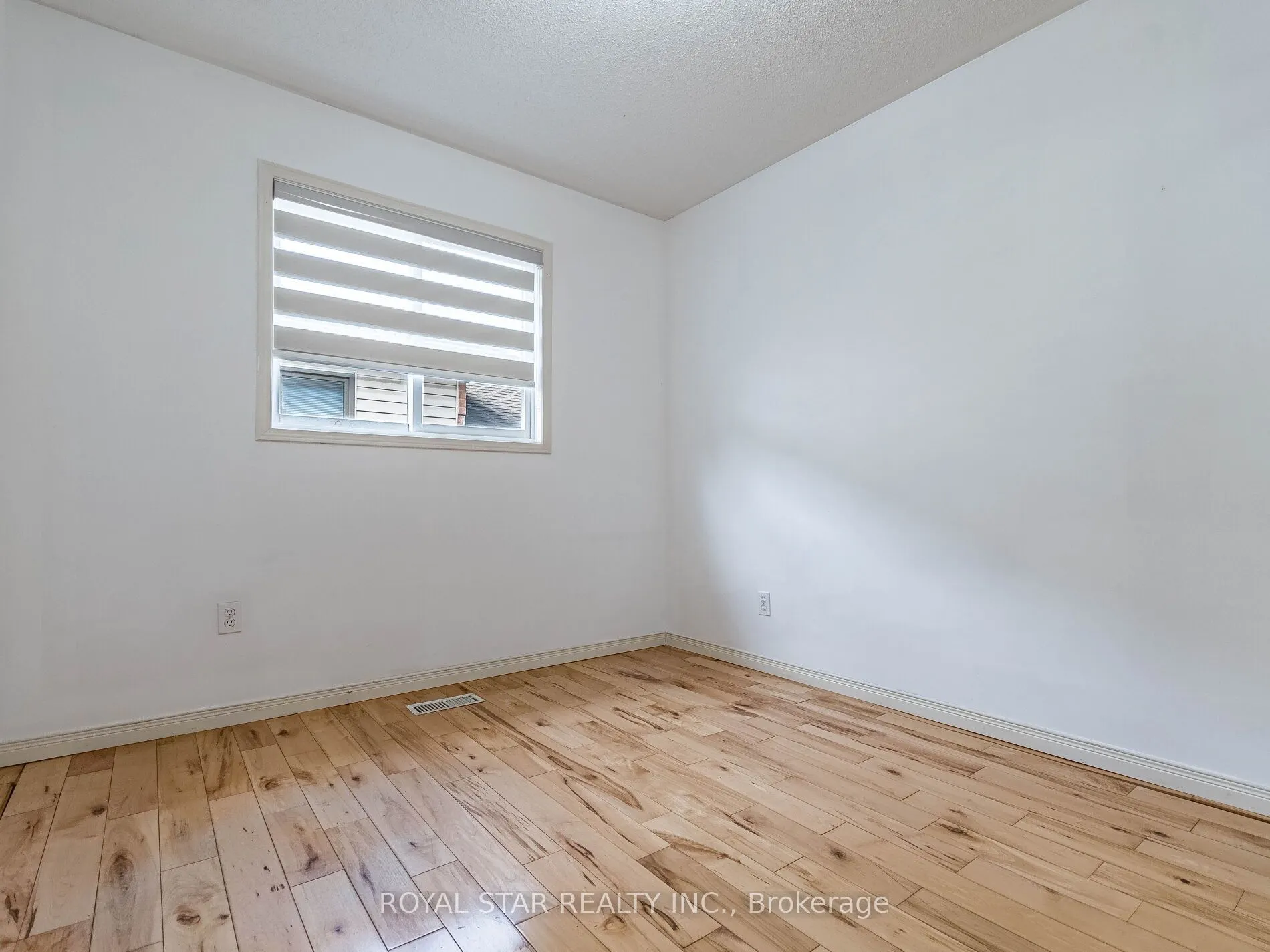 18 Woodside Square