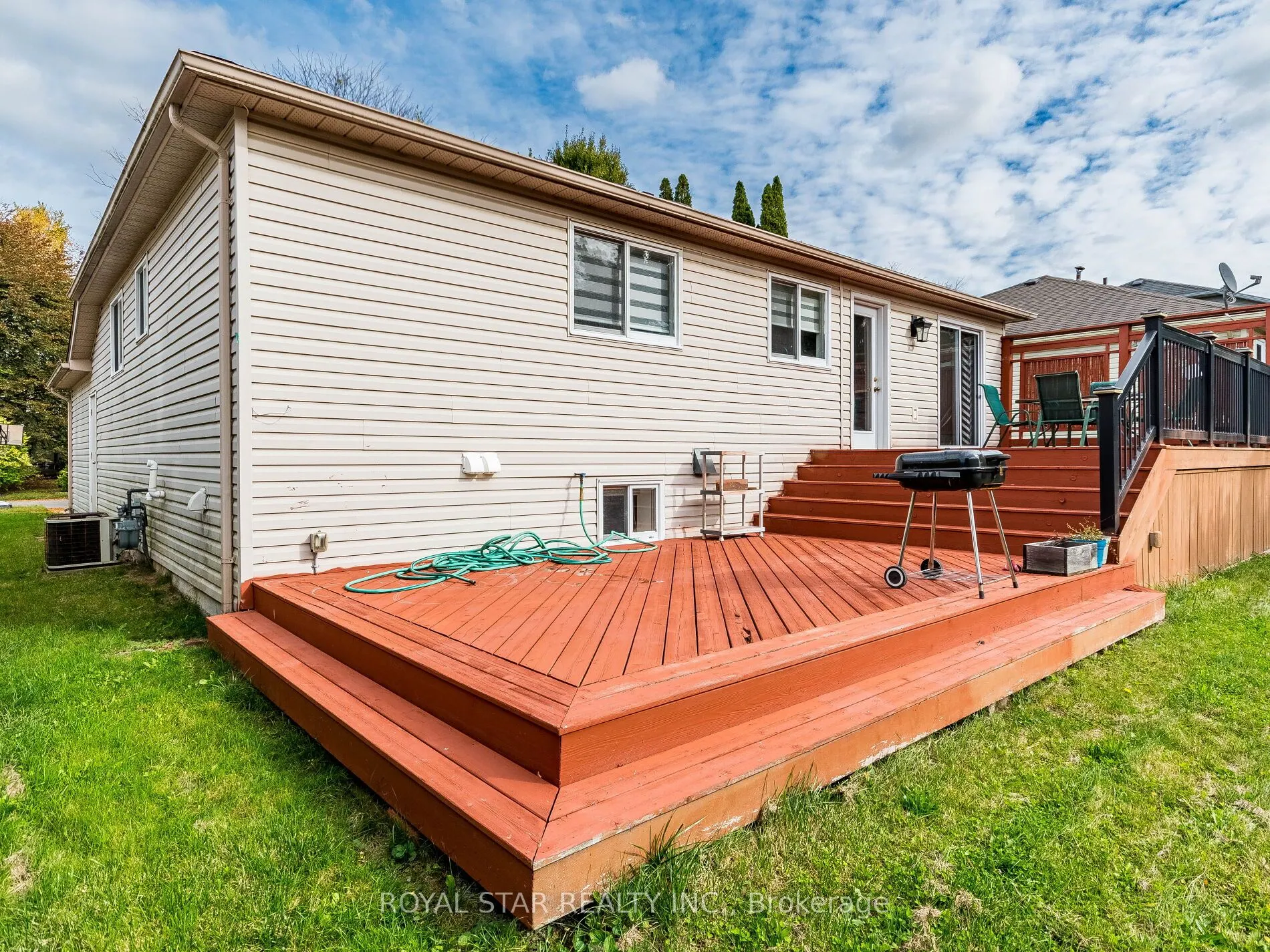 18 Woodside Square