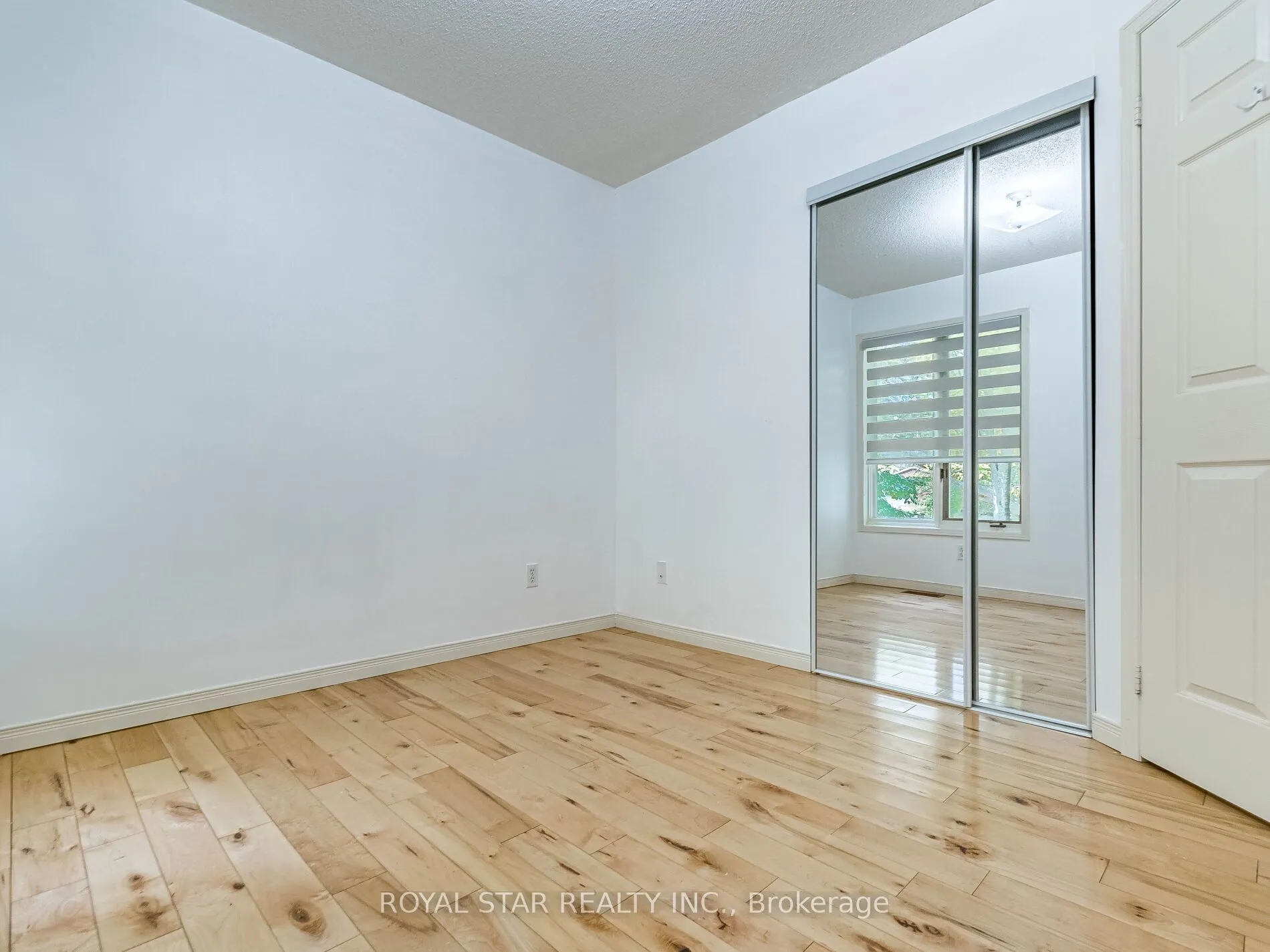 18 Woodside Square