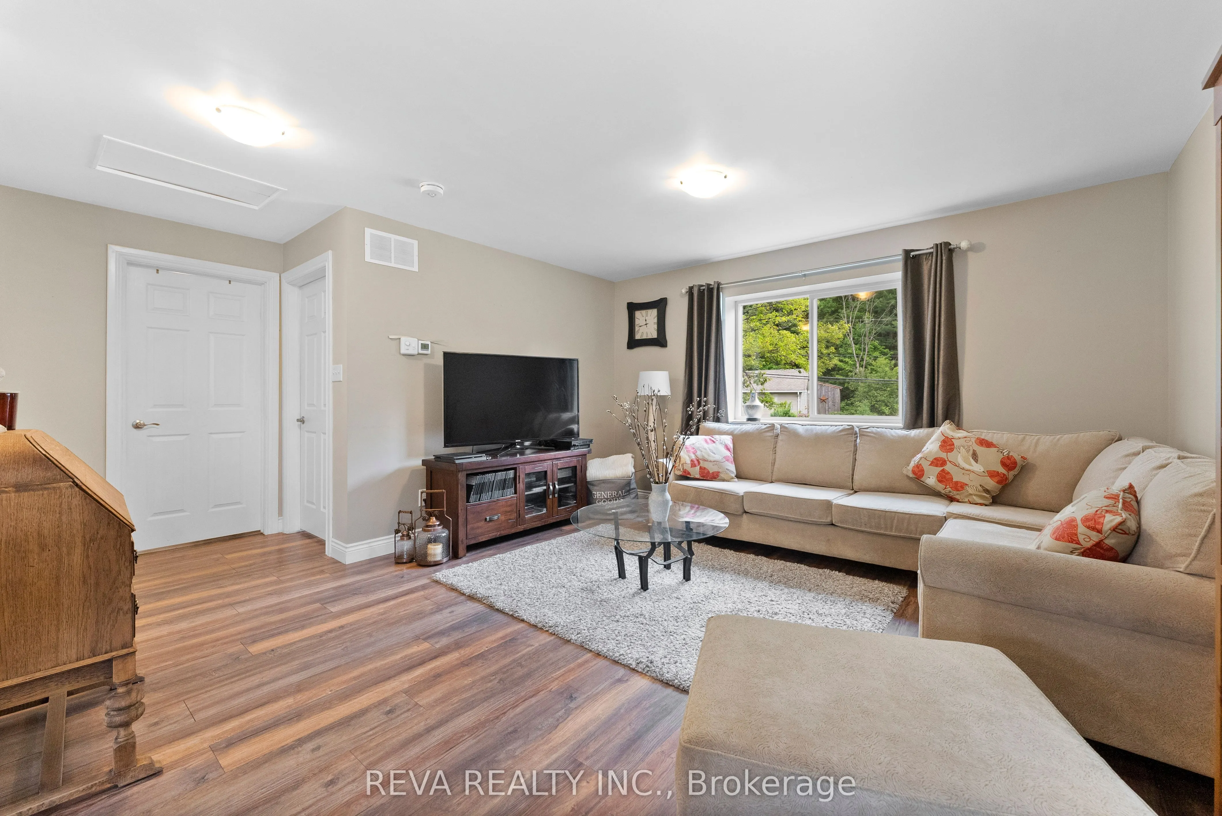 64 Bridge Street E