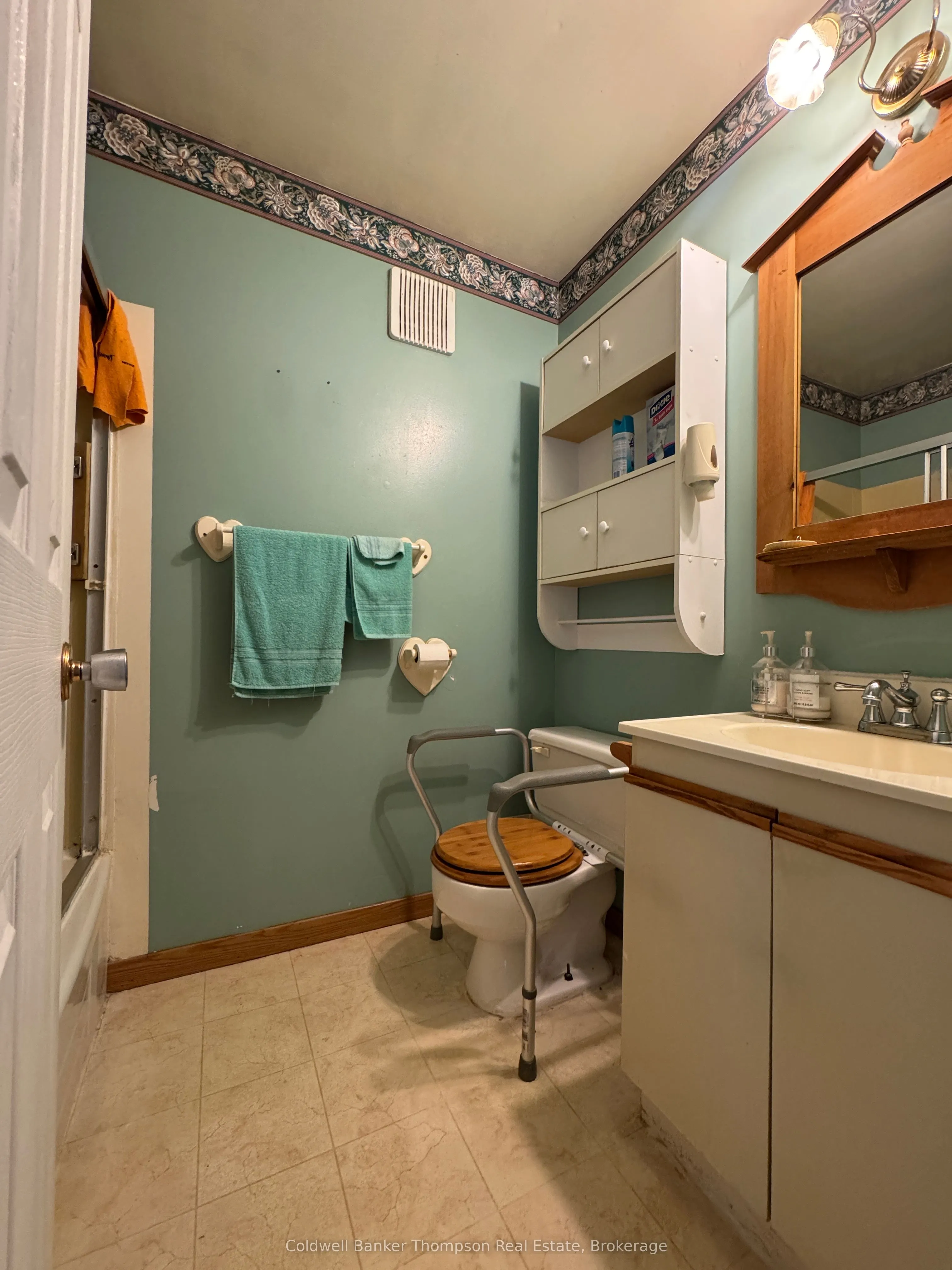 8 Yonge Street S