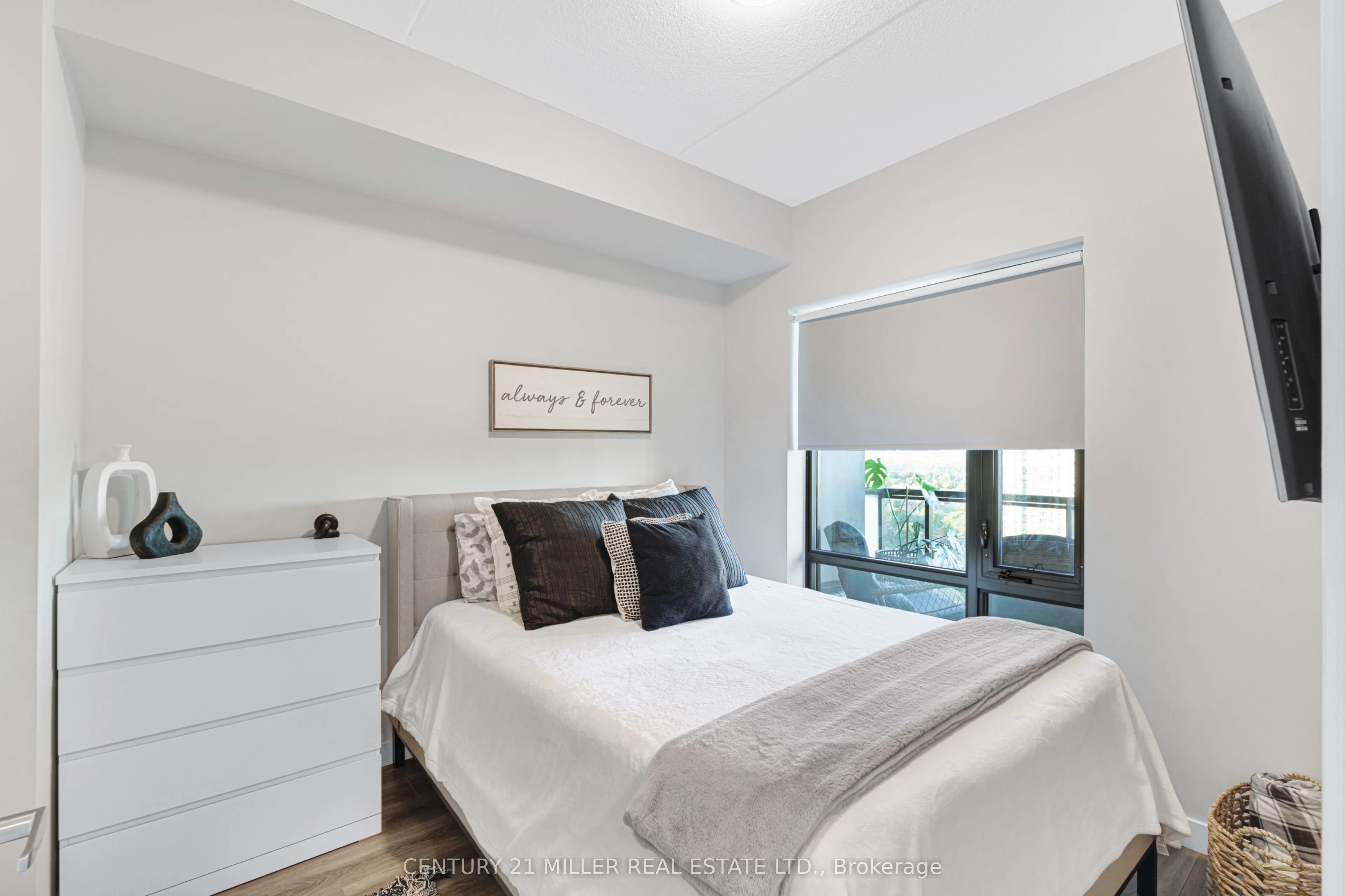 15 Queen . Street S, #1009