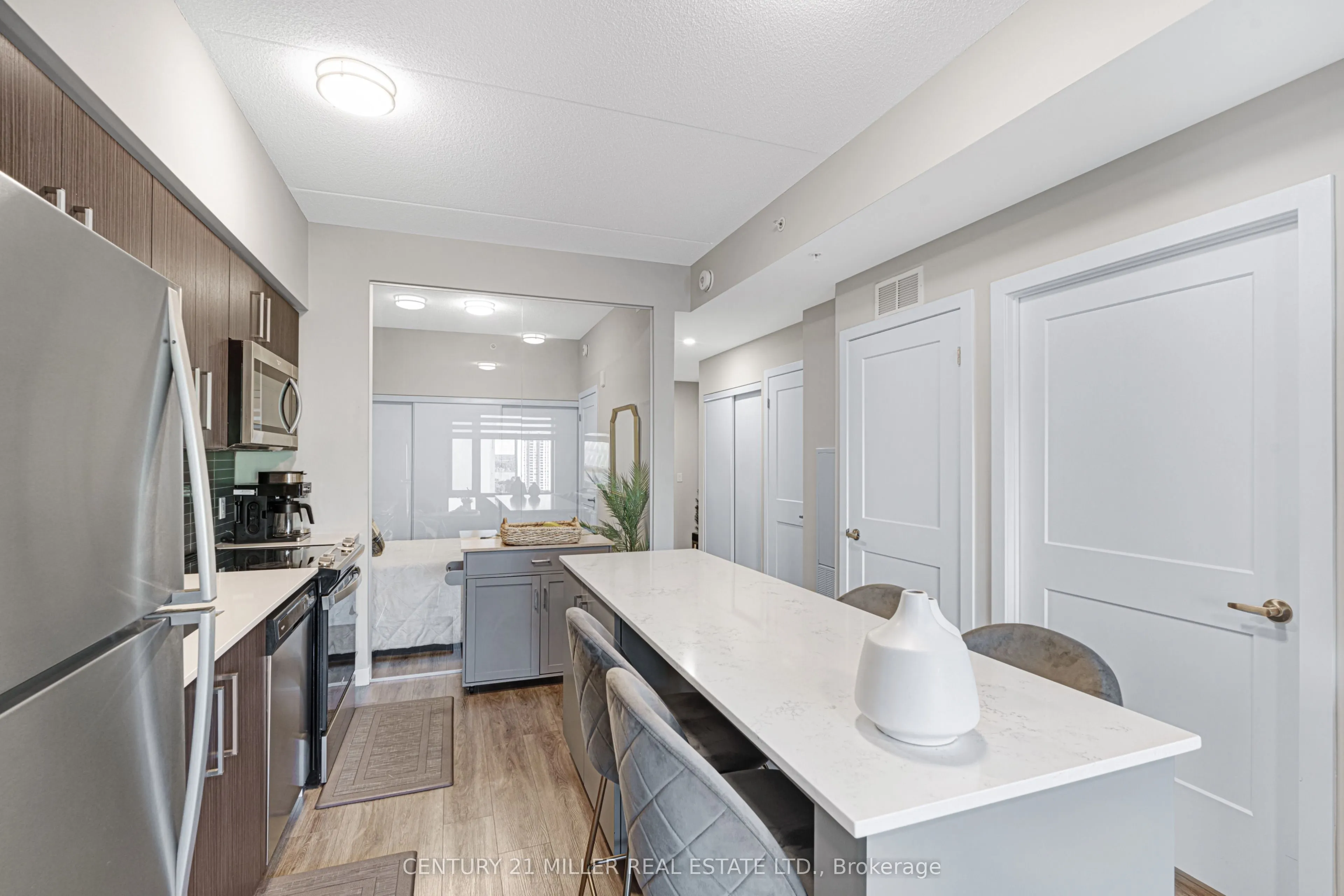 15 Queen . Street S, #1009