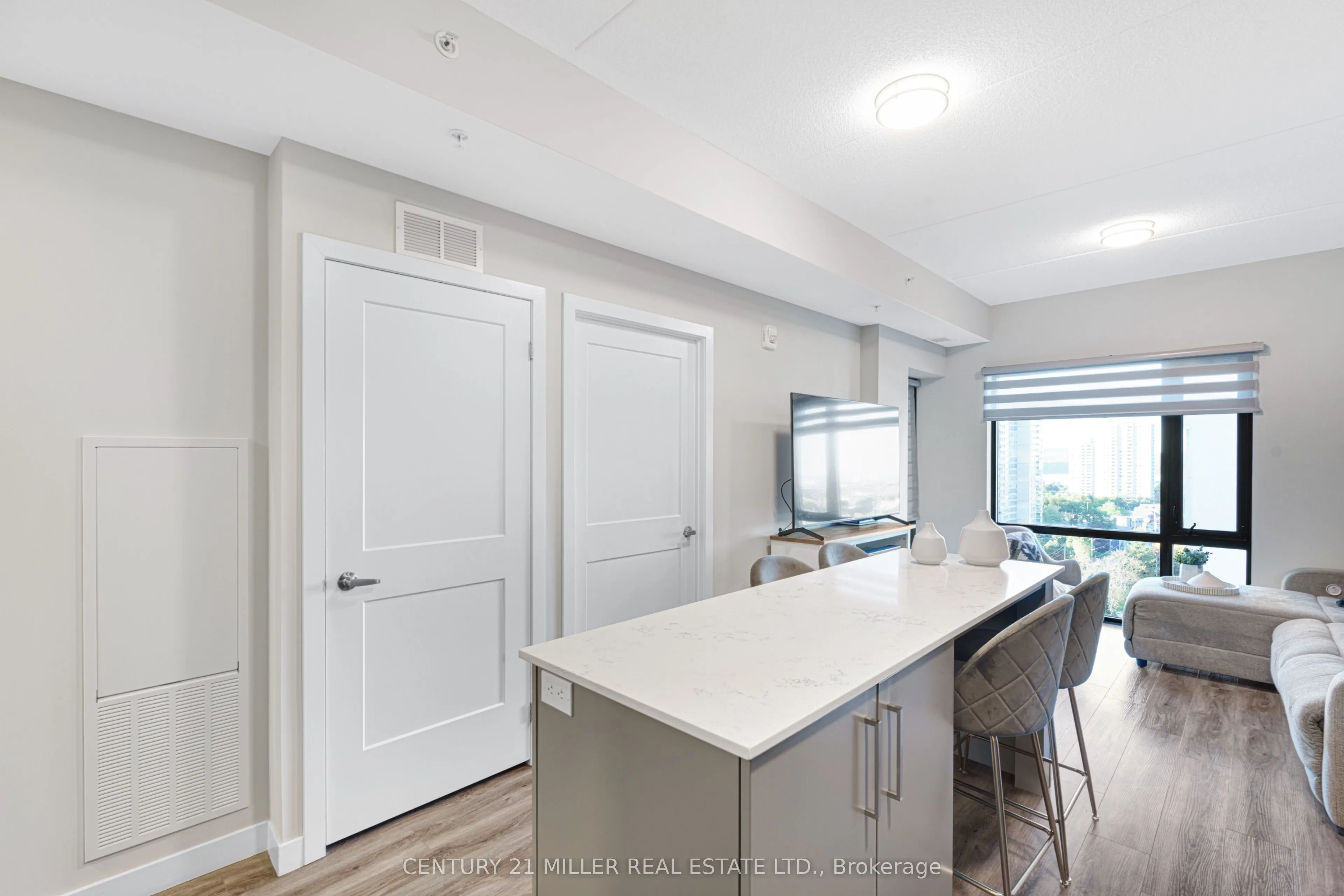 15 Queen . Street S, #1009