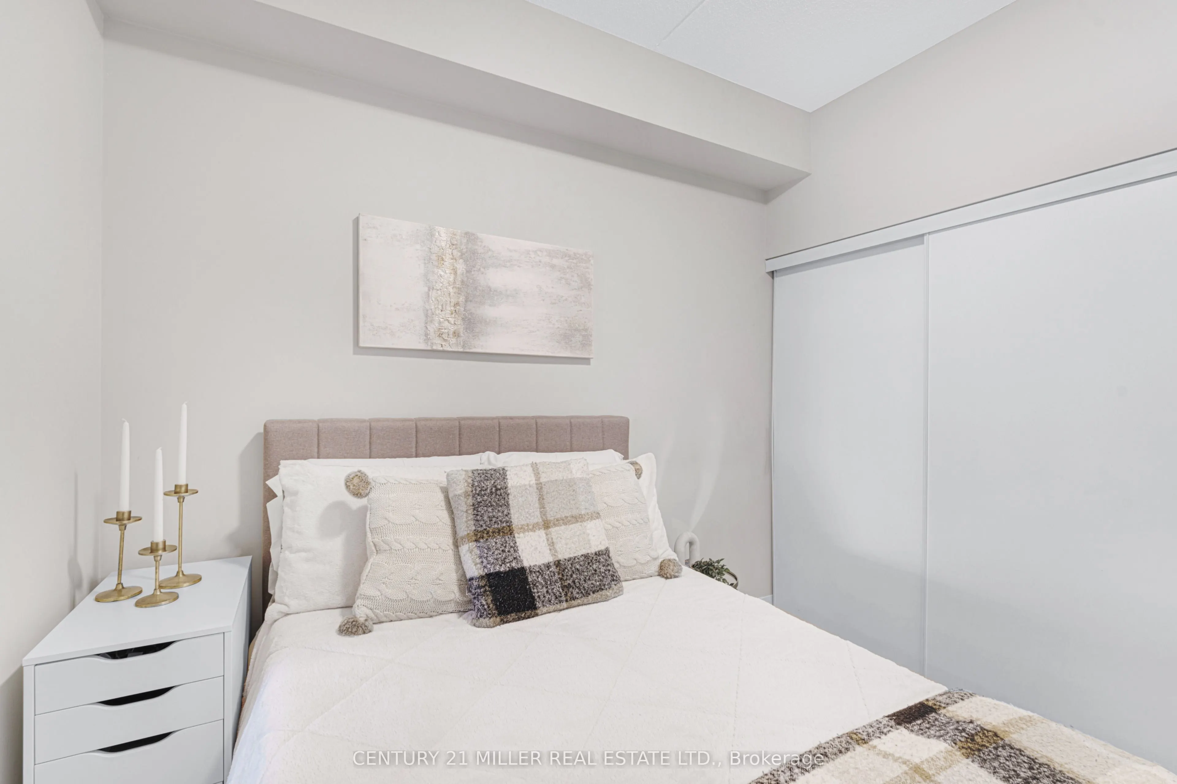 15 Queen . Street S, #1009