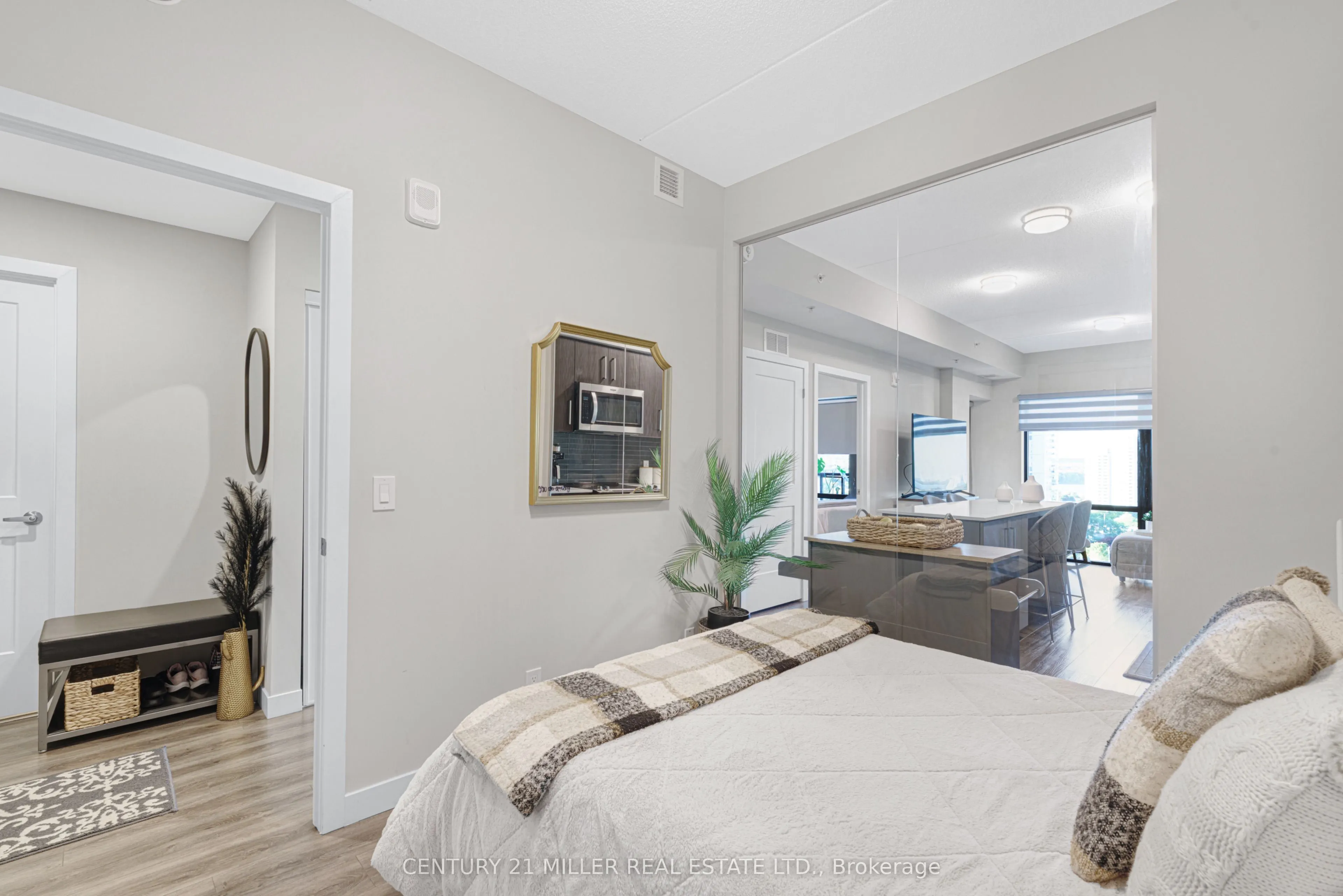 15 Queen . Street S, #1009