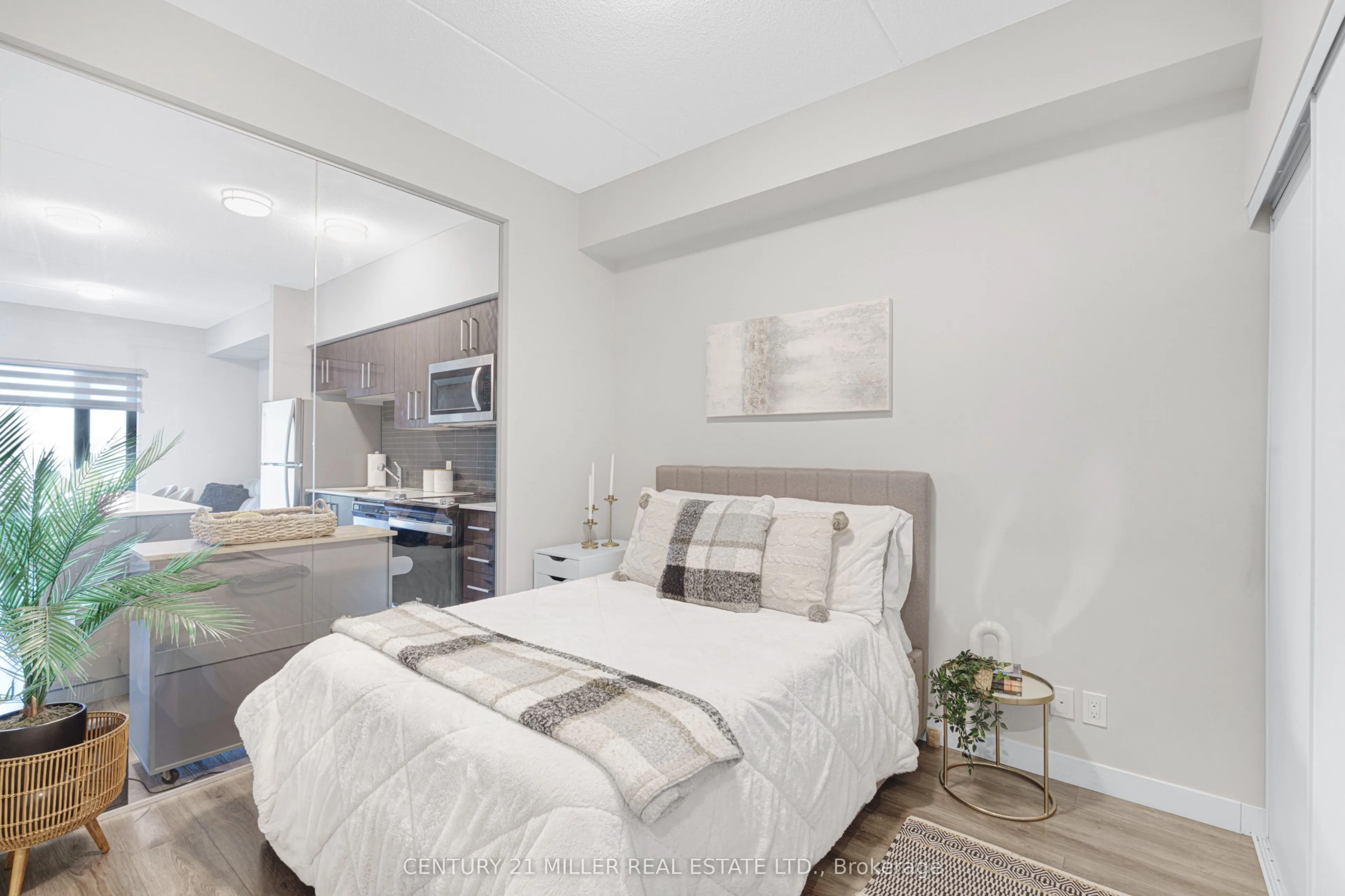 15 Queen . Street S, #1009