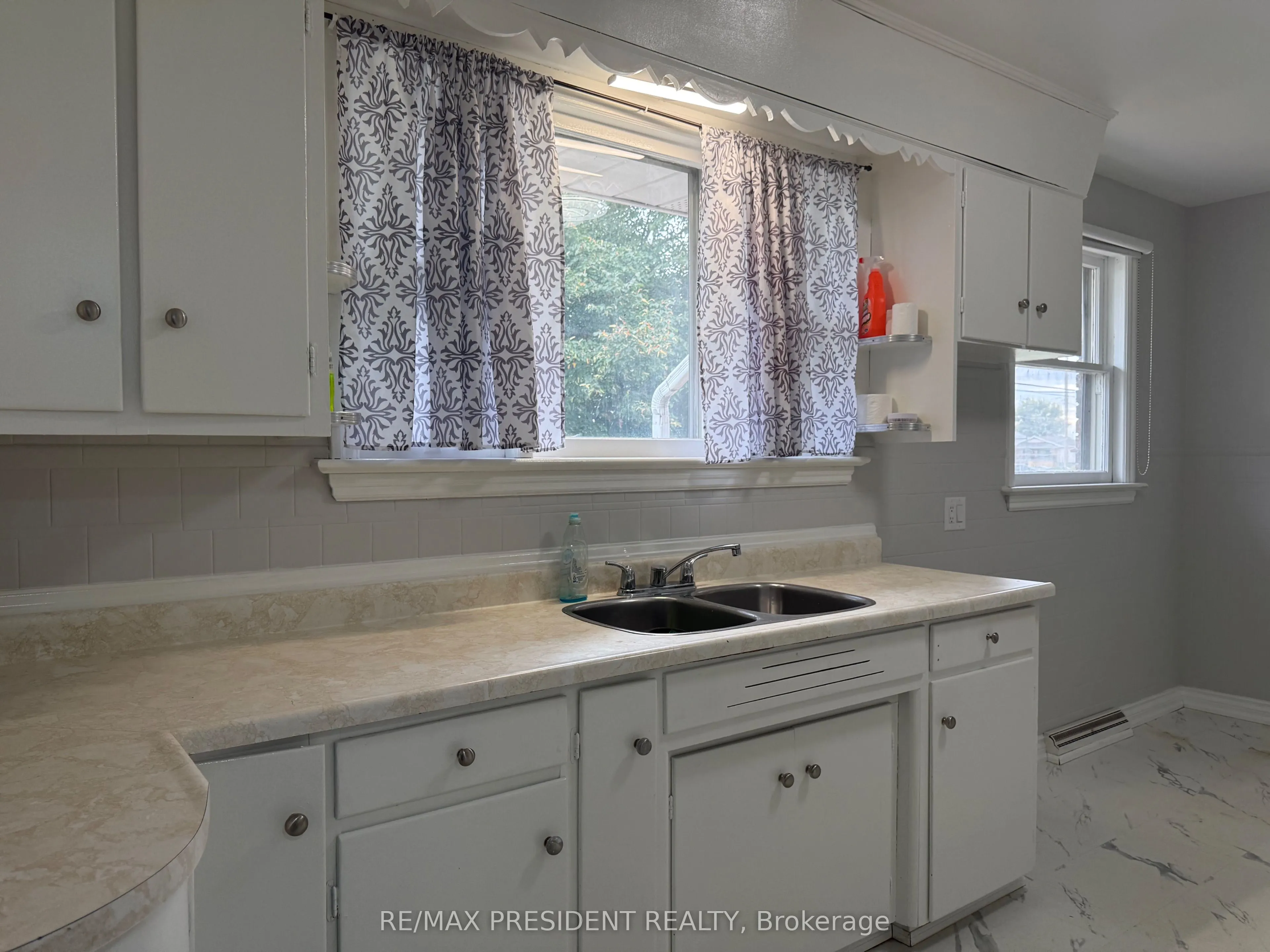 115 GOLDEN Boulevard