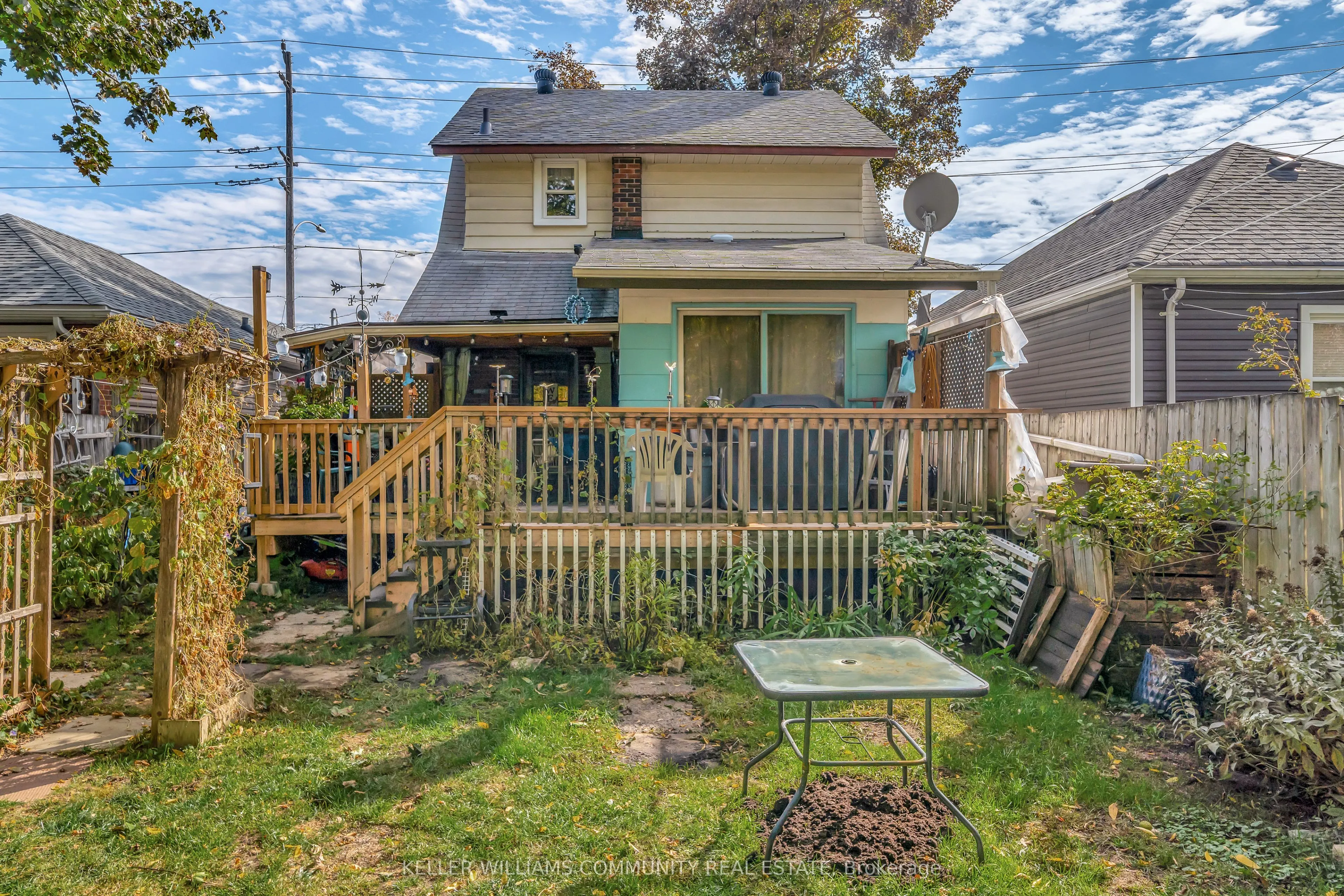 112 Lansdowne Street W