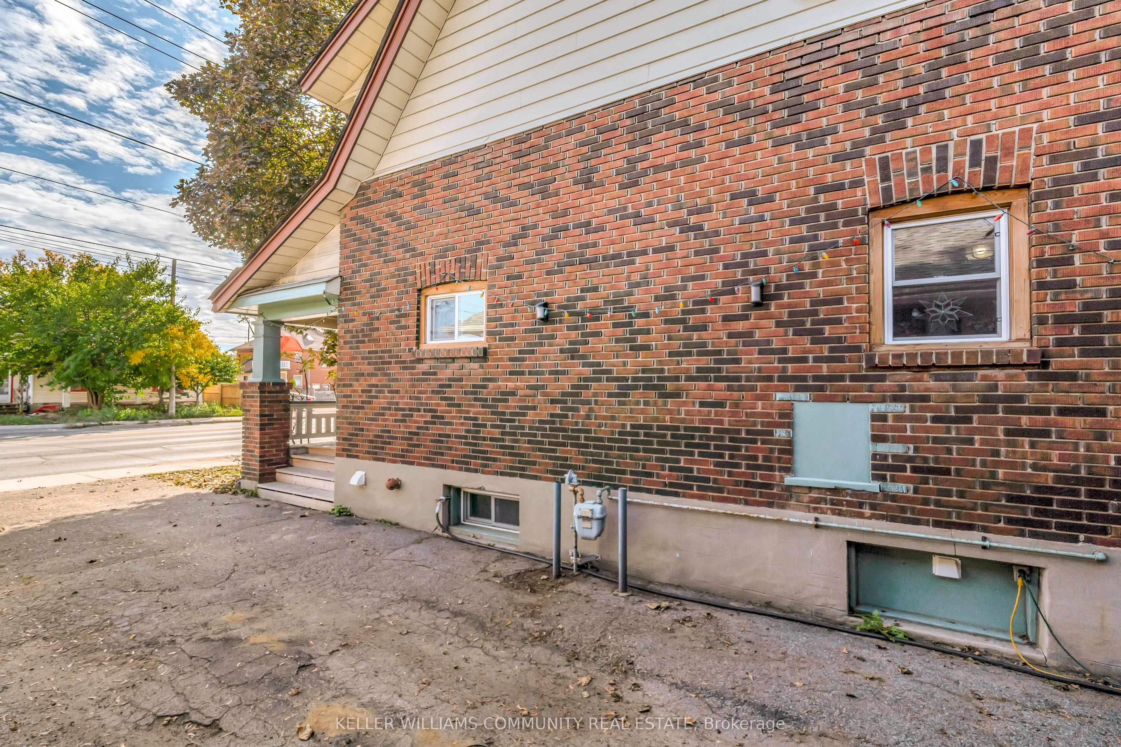 112 Lansdowne Street W