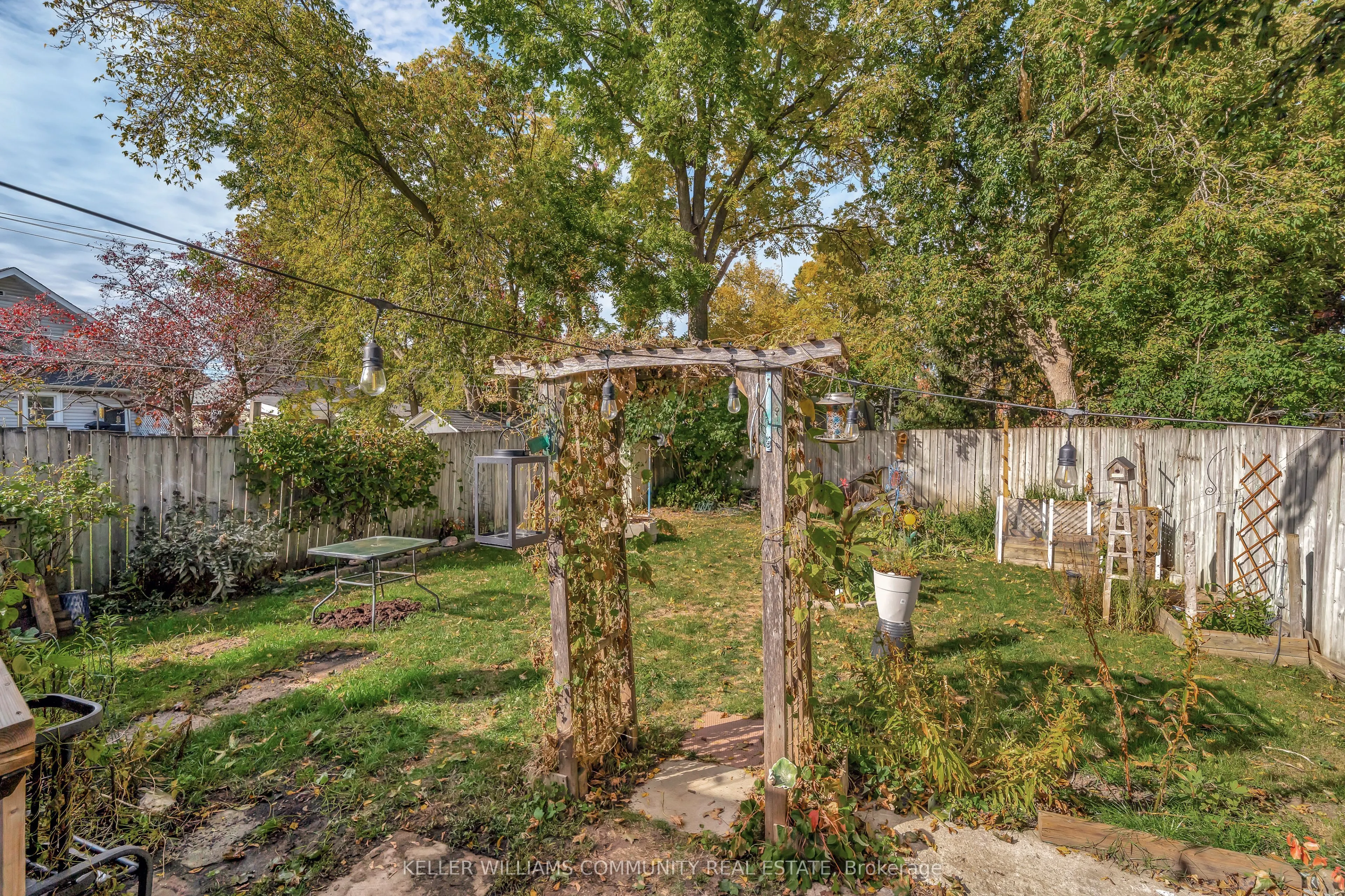 112 Lansdowne Street W