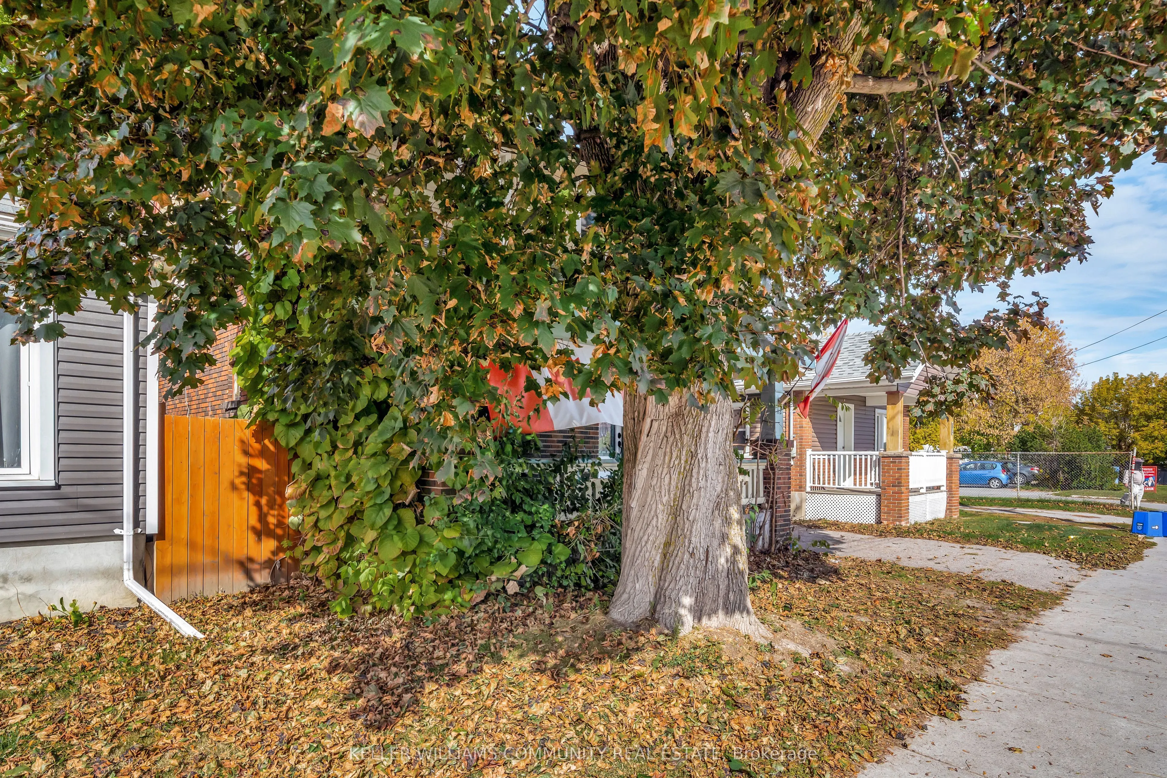 112 Lansdowne Street W