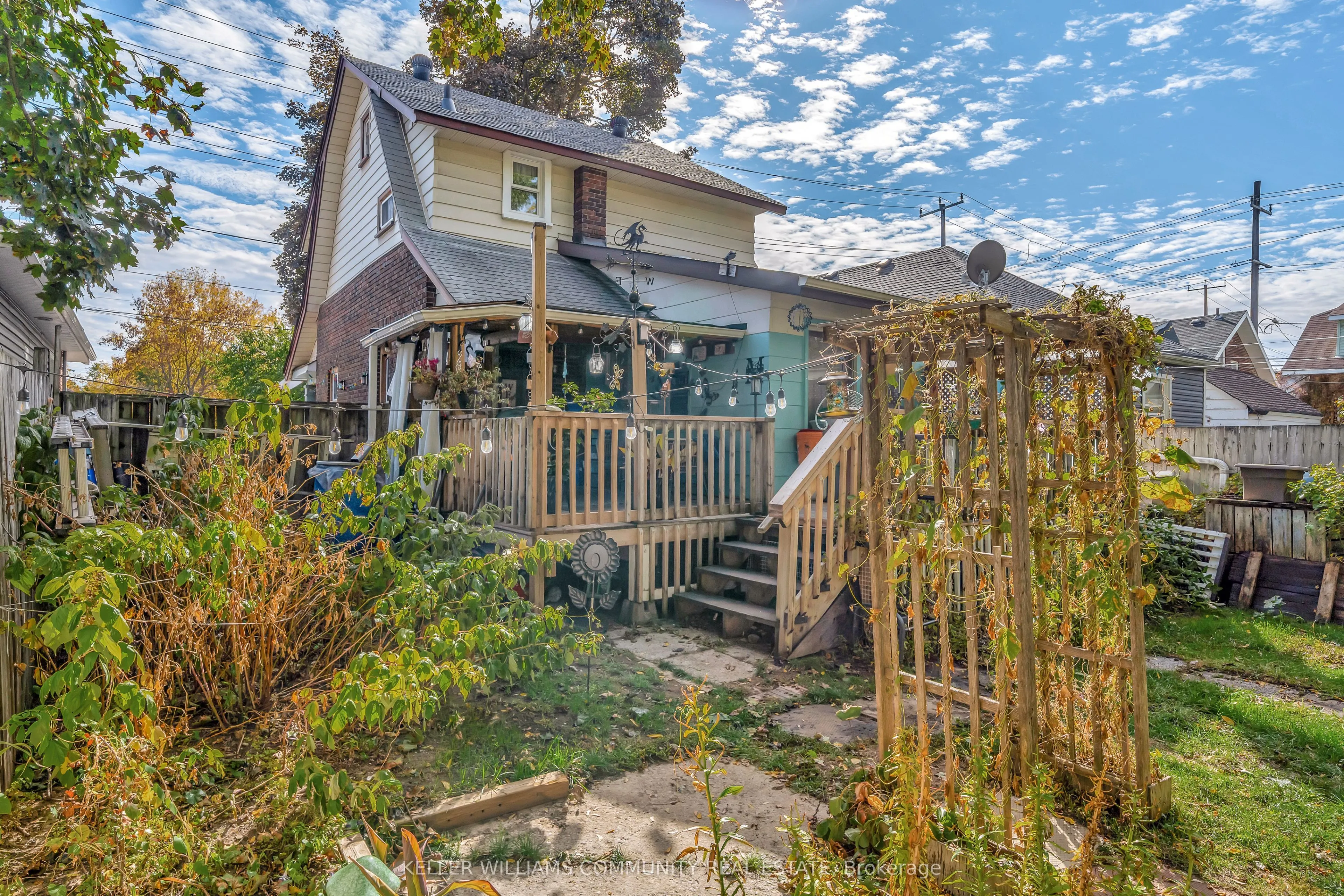112 Lansdowne Street W