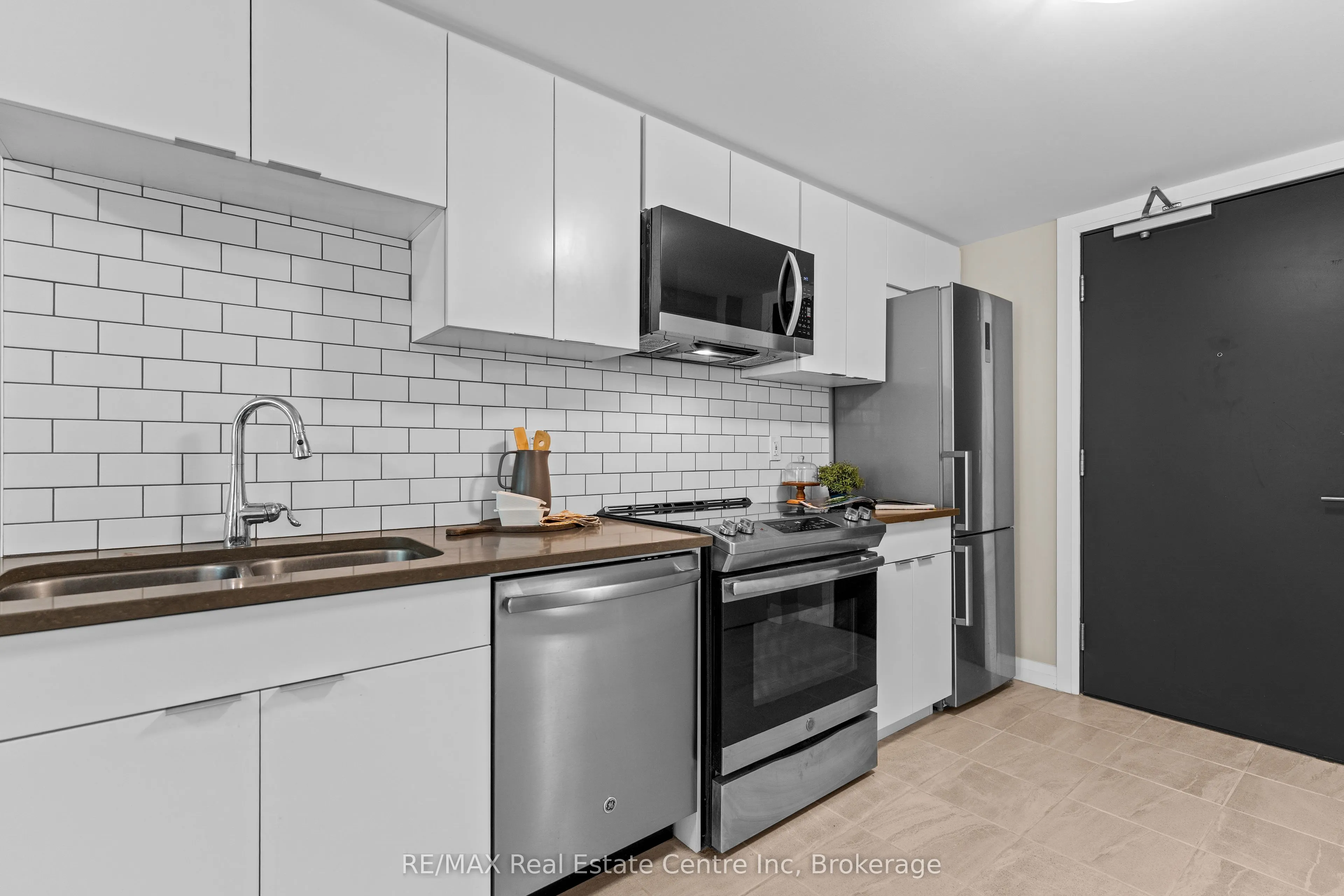 63 Arthur Street S, #201