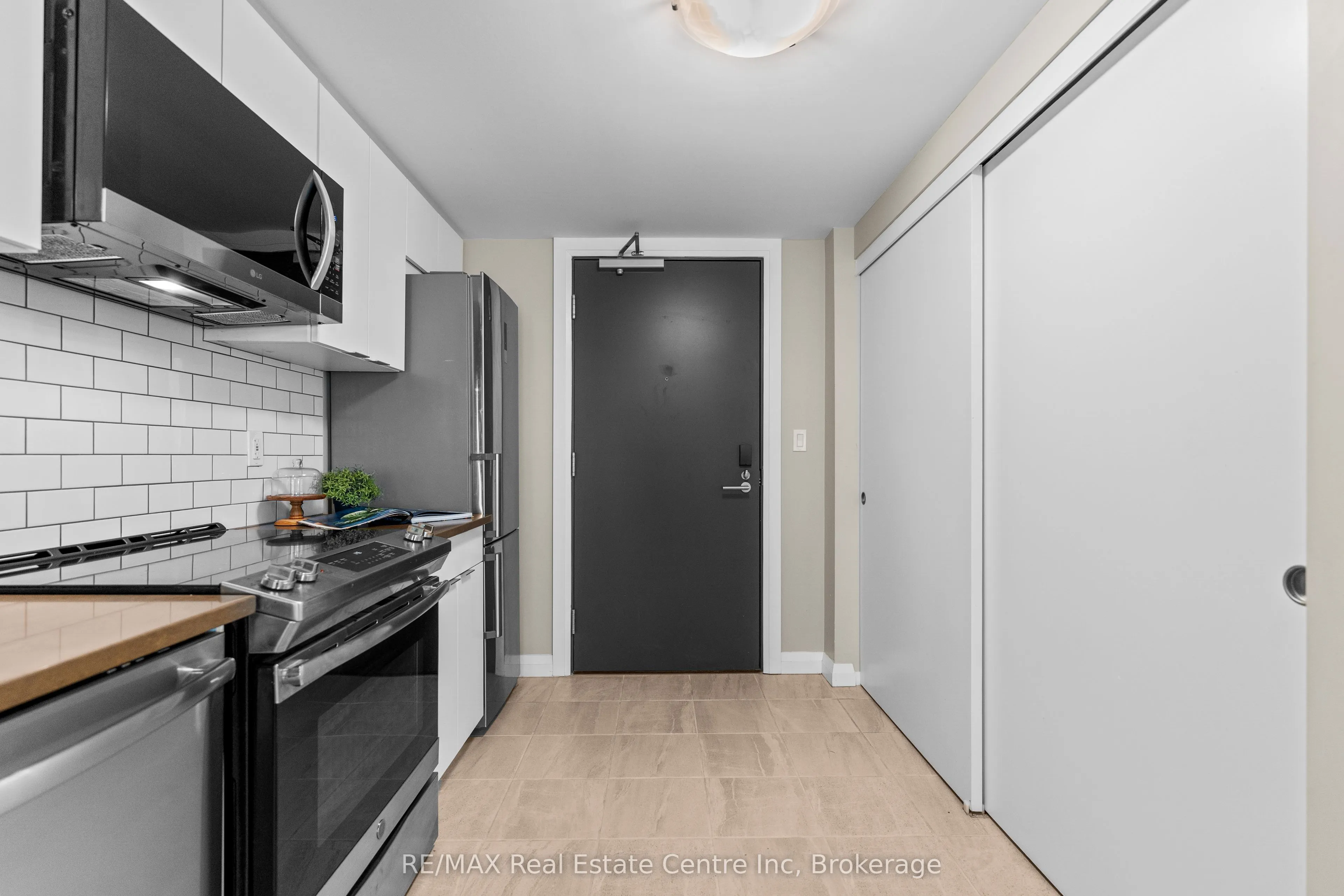 63 Arthur Street S, #201