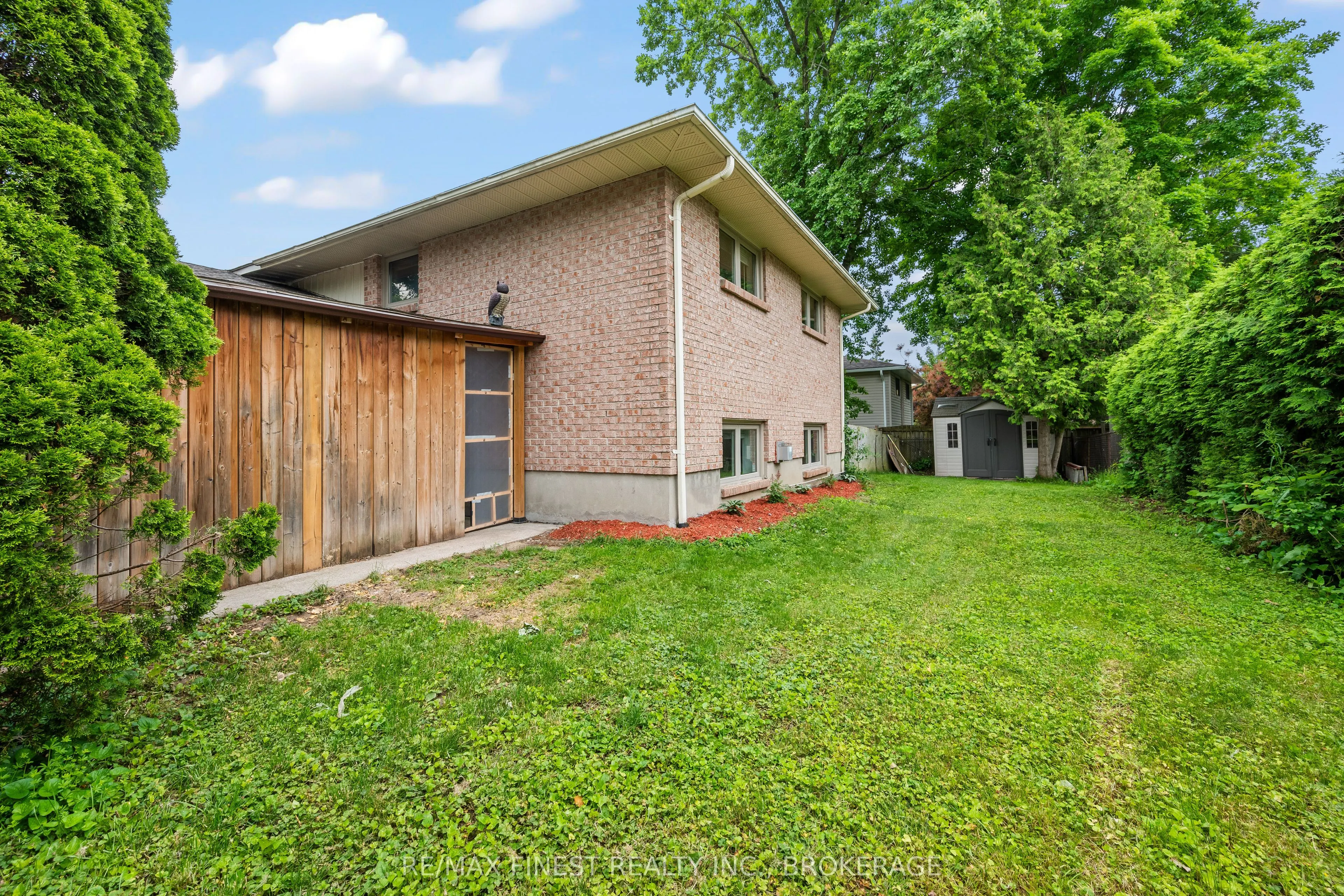885 Purcell Crescent