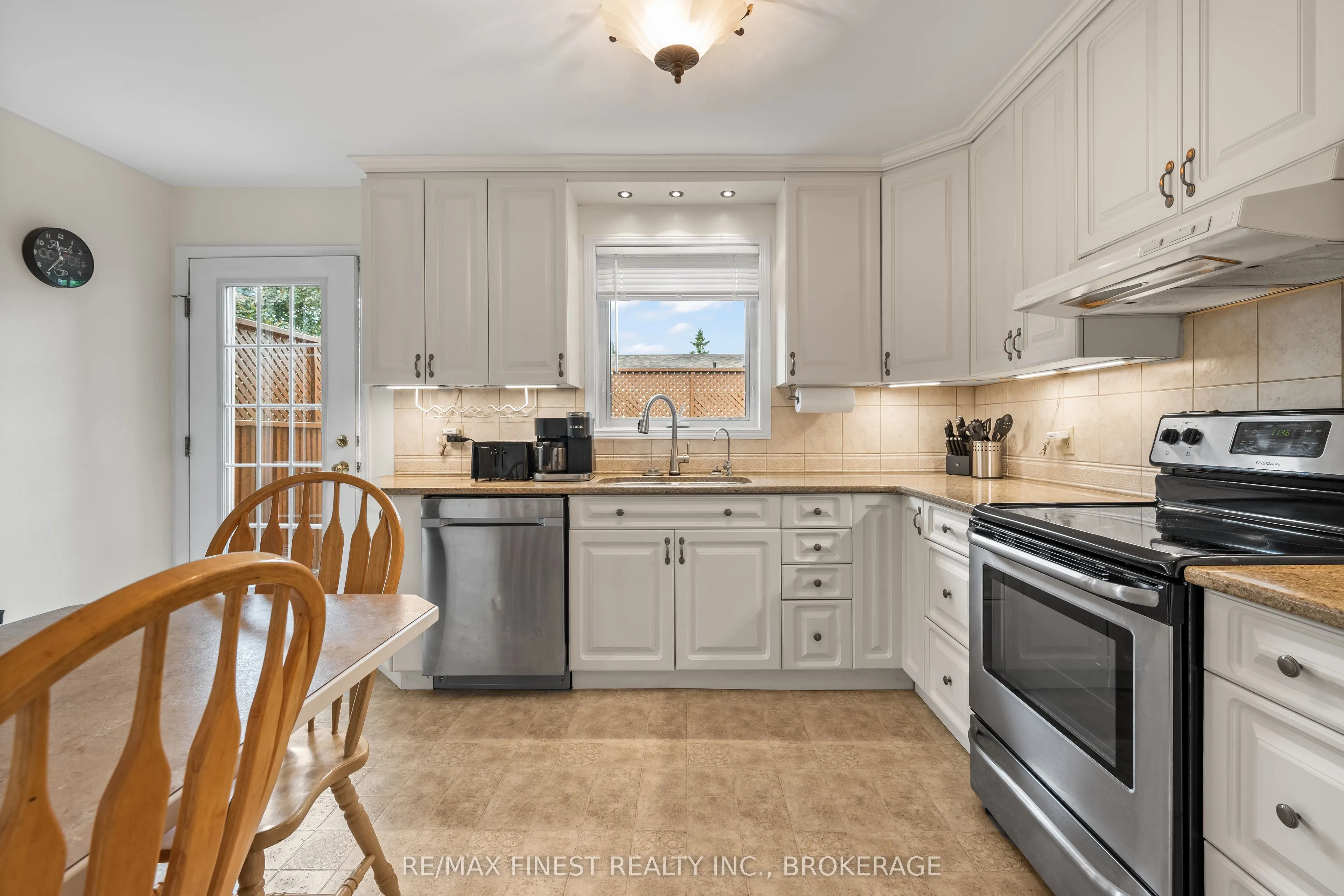 885 Purcell Crescent