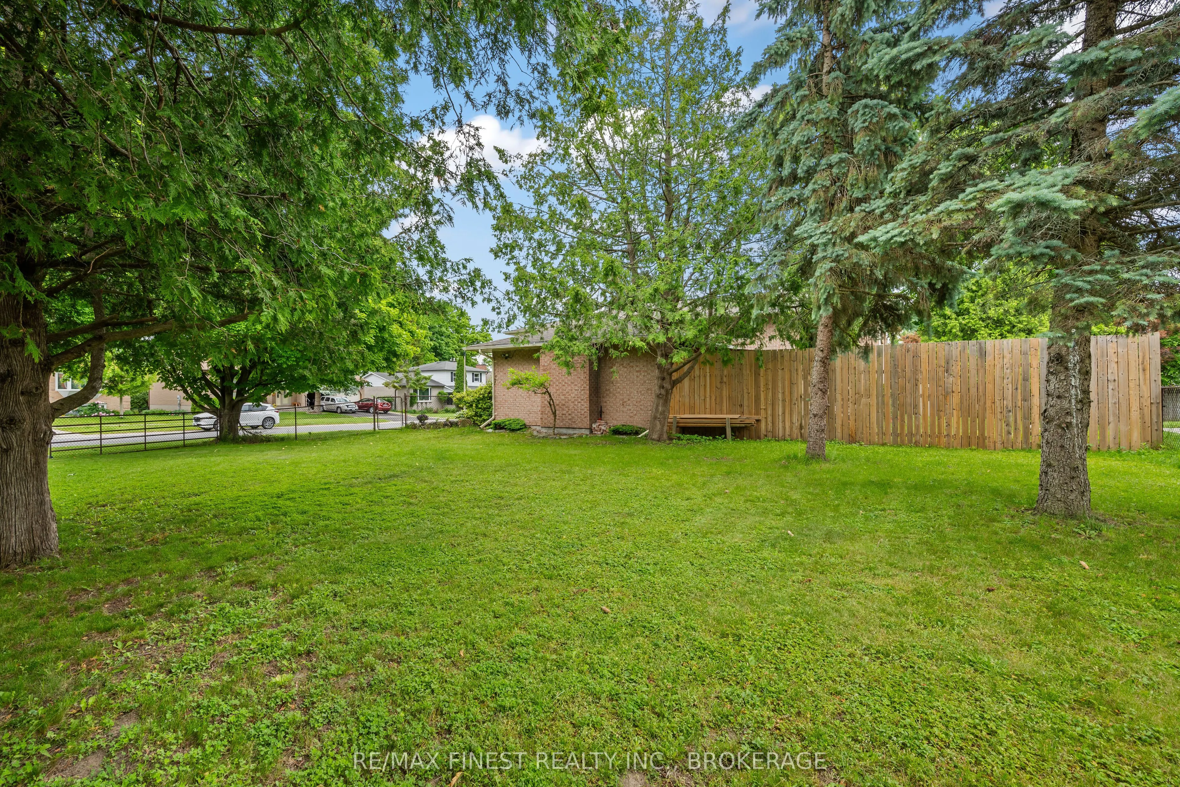 885 Purcell Crescent
