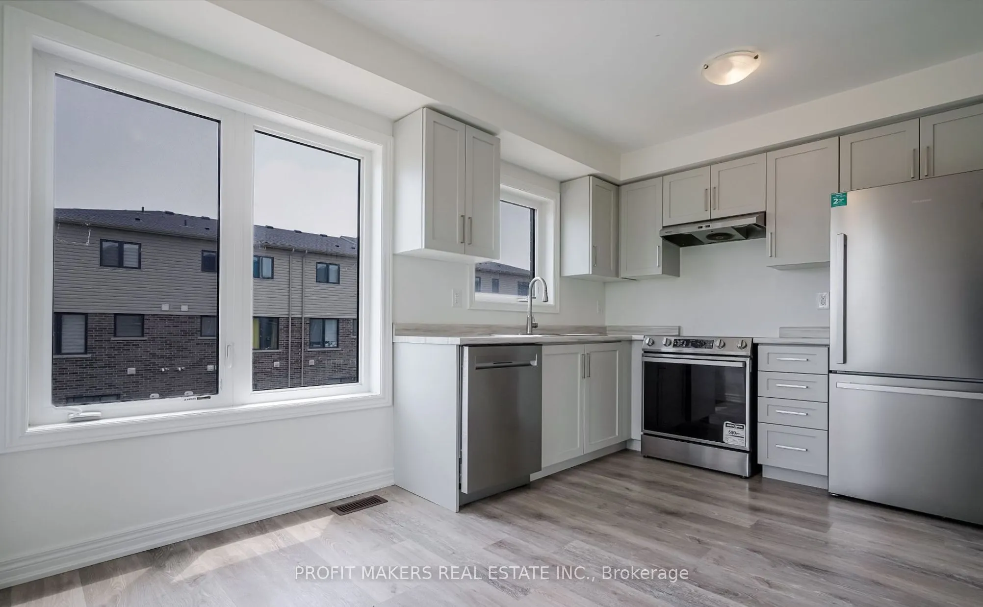 38 Reid Avenue N