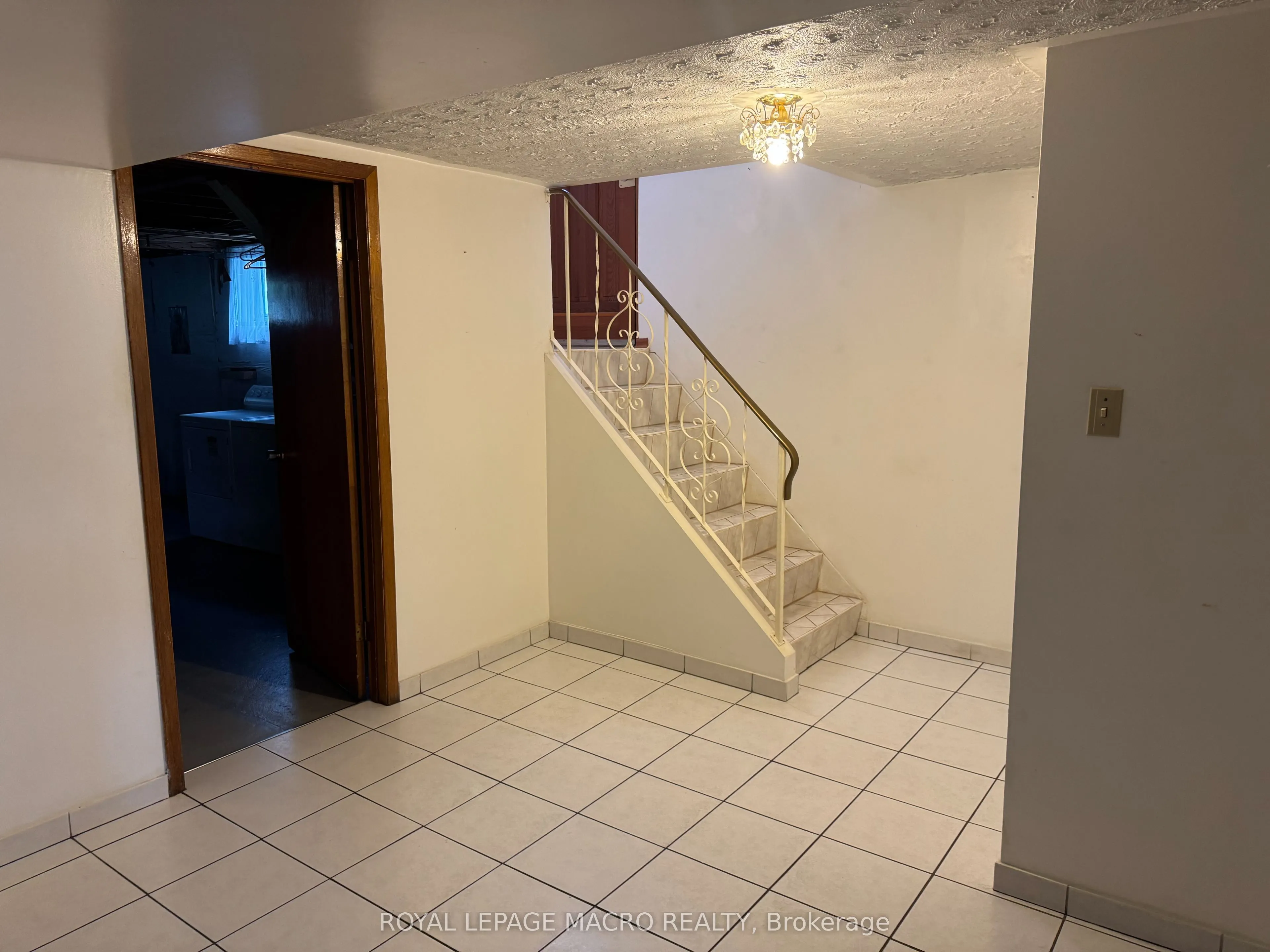 31 Adair Avenue N