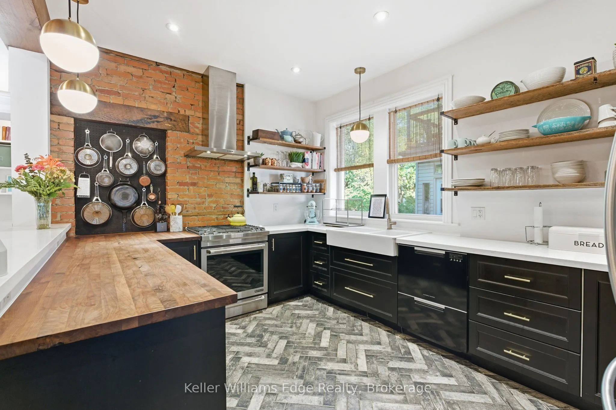 102 Spadina Avenue