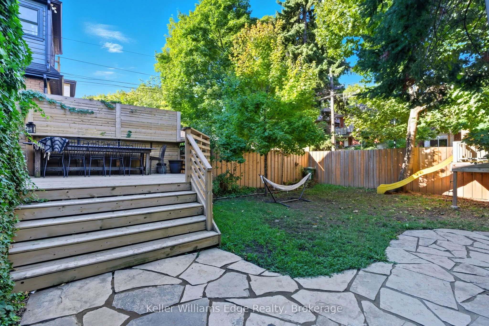 102 Spadina Avenue
