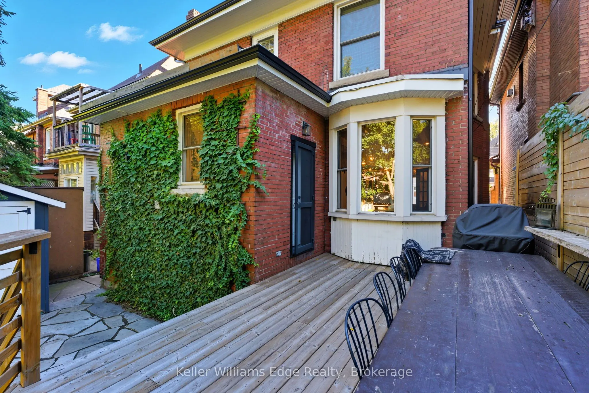 102 Spadina Avenue