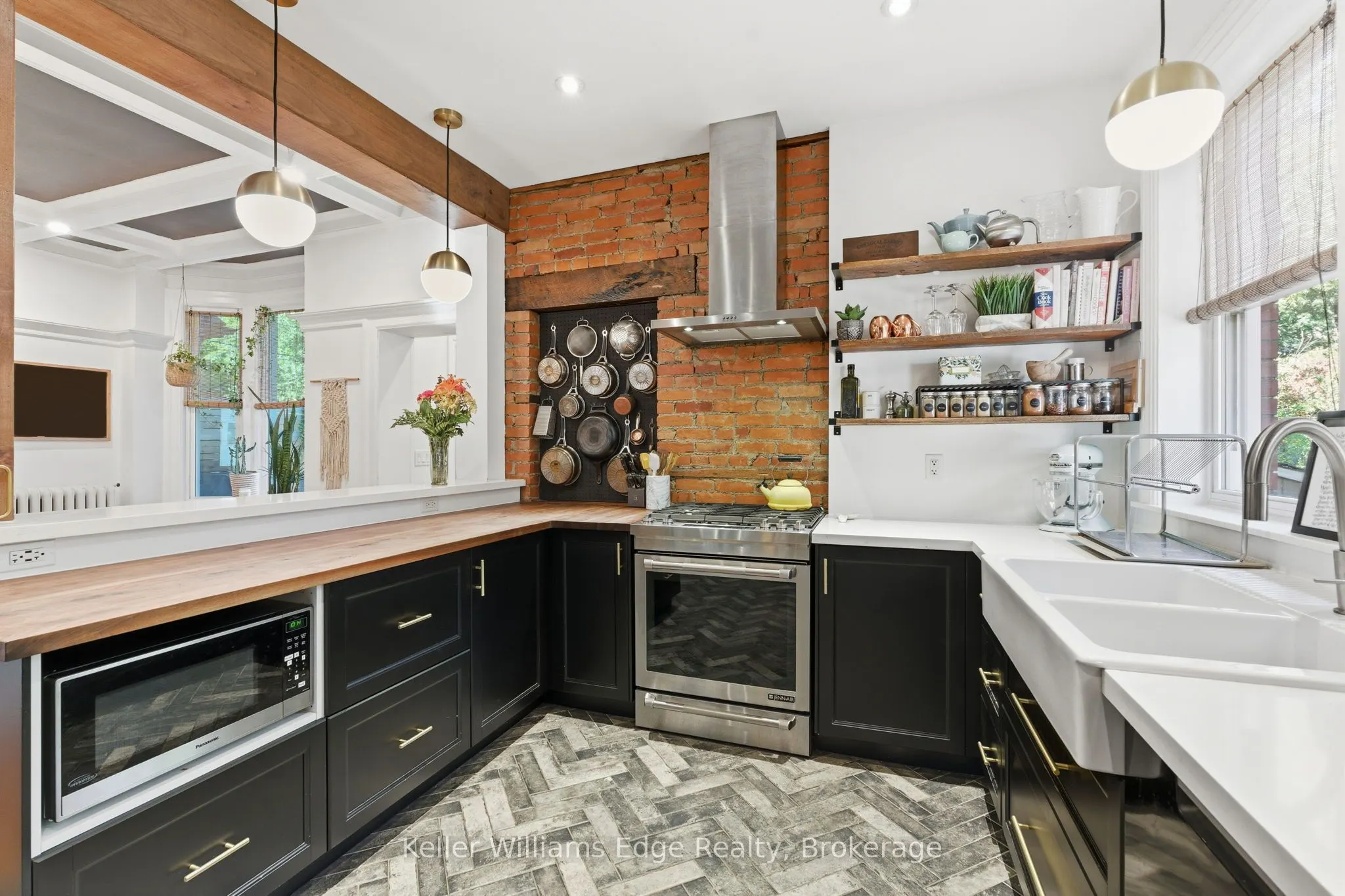 102 Spadina Avenue