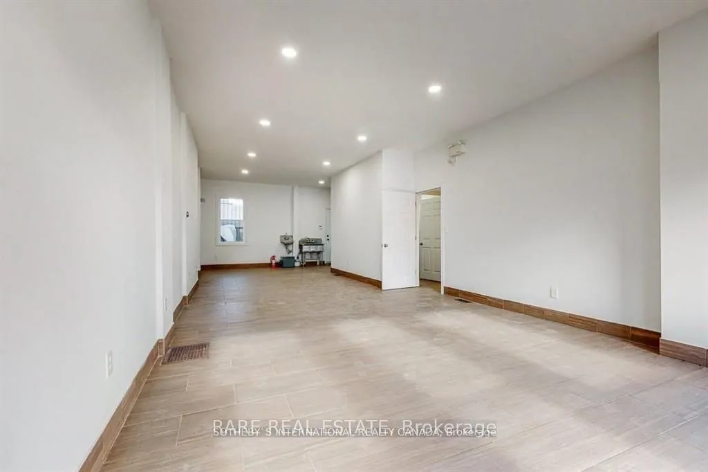 1439 Main Street E