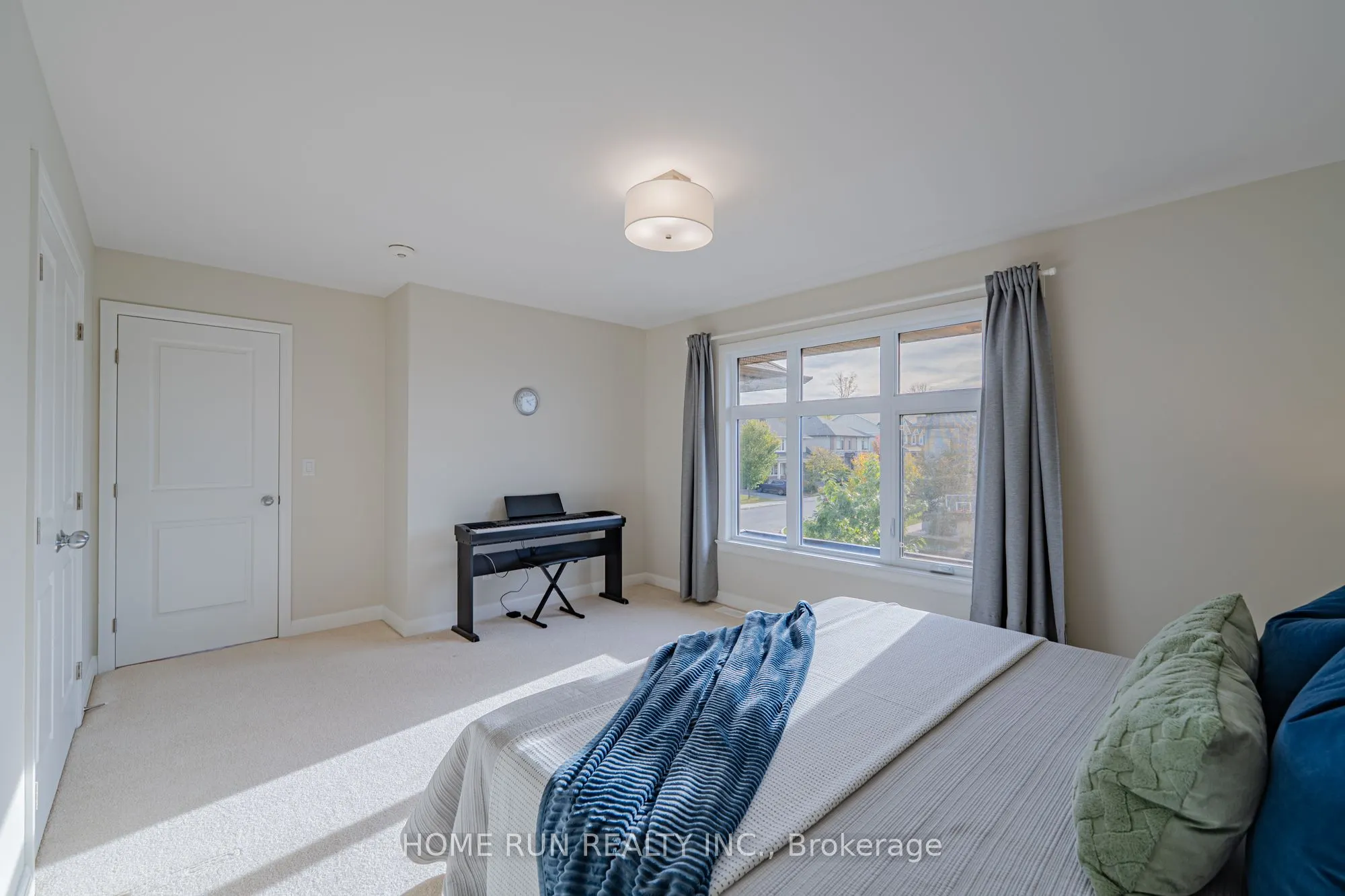 100 Lochhouse Walk