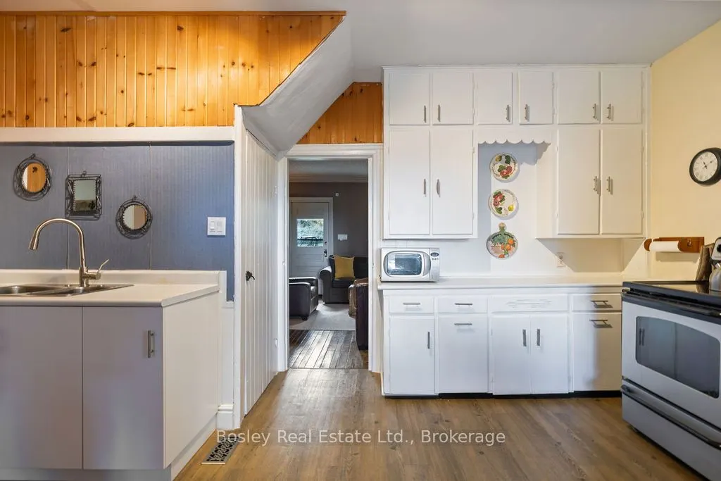 355695 The Blue Mountain Euphrasia Townline