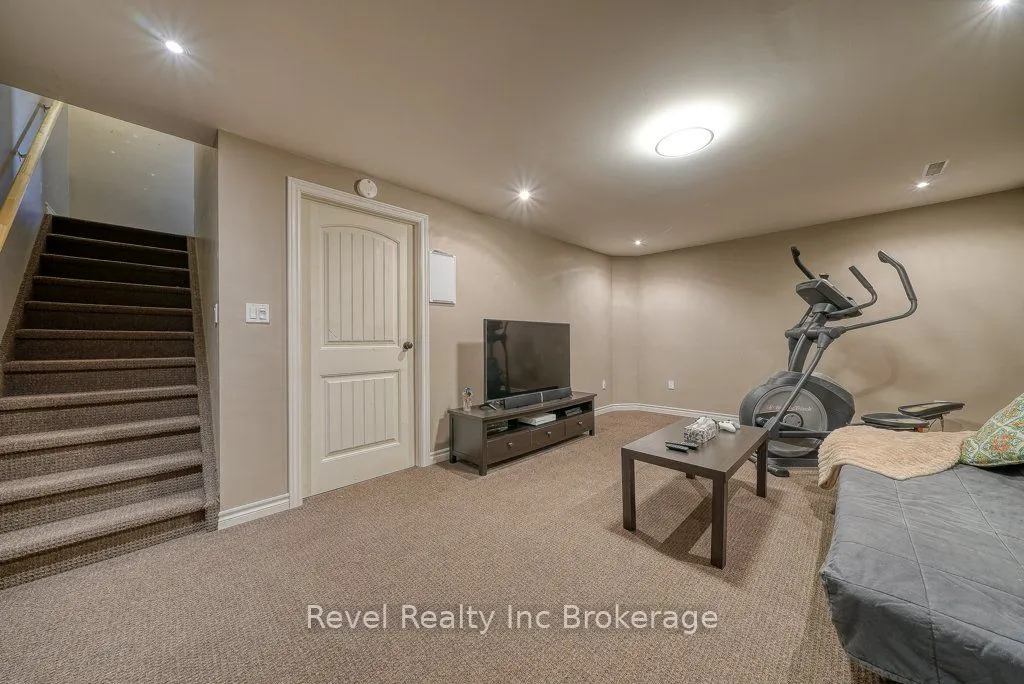 487 Springbank Avenue N, #22